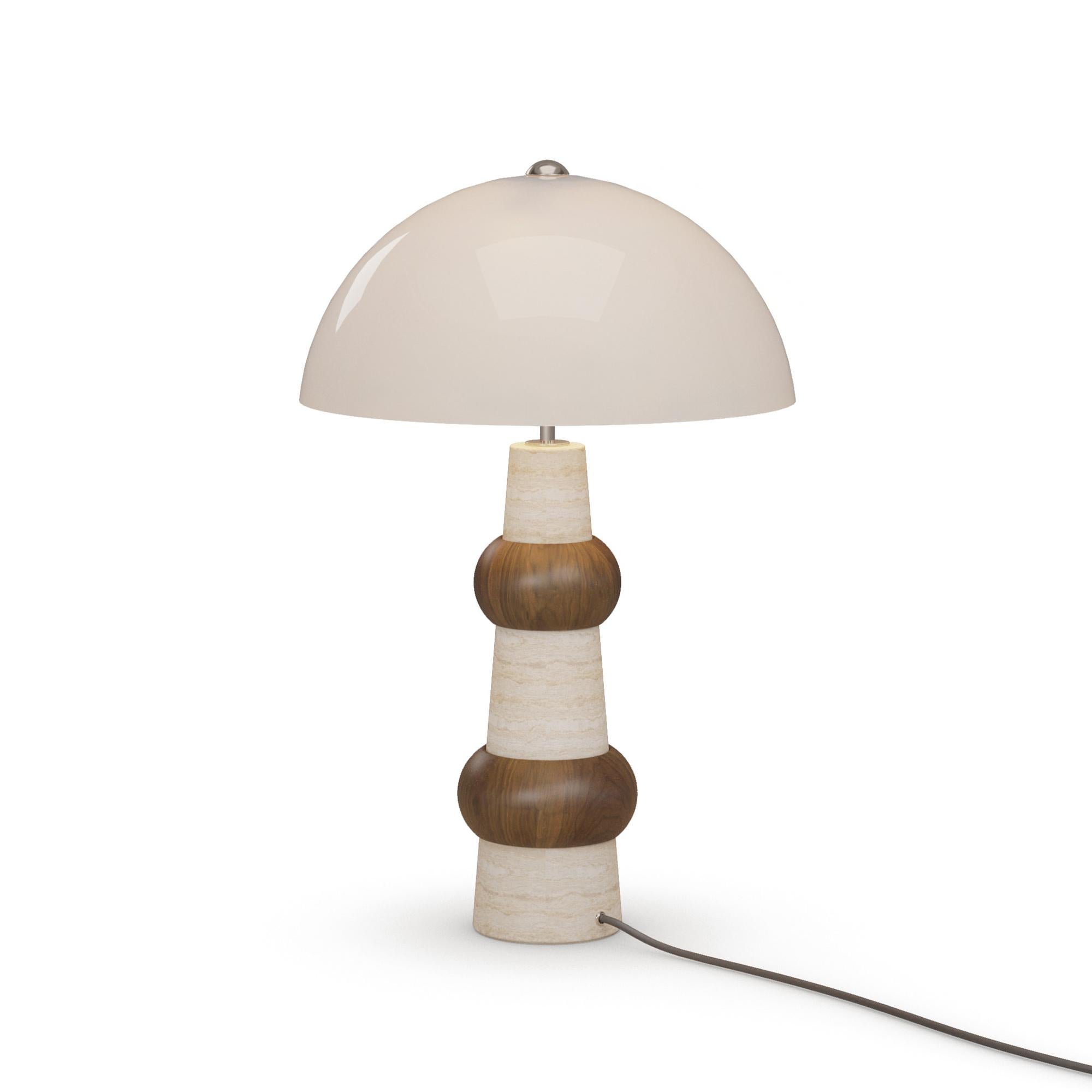 Handgefertigte Claus-Tischlampe aus Travertin mit  Akzente aus Messing von Nolita Harbour (Organische Moderne) im Angebot