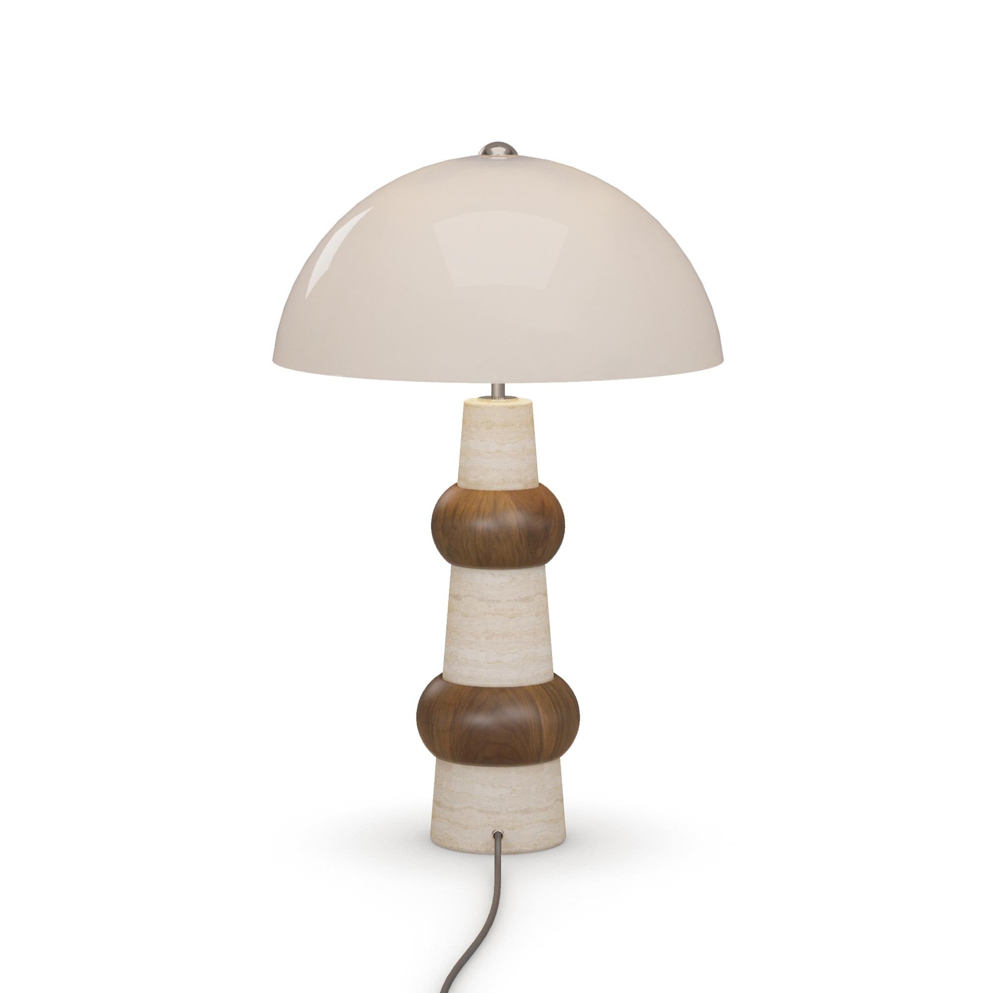 Handgefertigte Claus-Tischlampe aus Travertin mit  Akzente aus Messing von Nolita Harbour (Portugiesisch) im Angebot