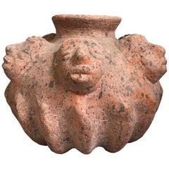 Pot ou vase en argile fait à la main avec des visages ou des têtes perpétuels Poterie précolombienne