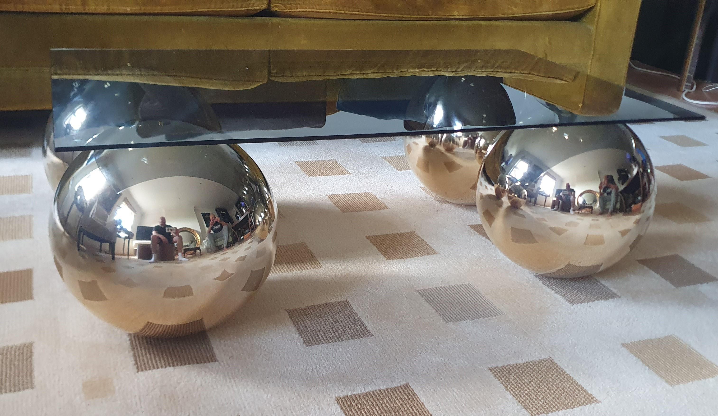 Table basse faite à la main avec 4 boules individuelles en laiton poli et plateau en verre gris en vente 3