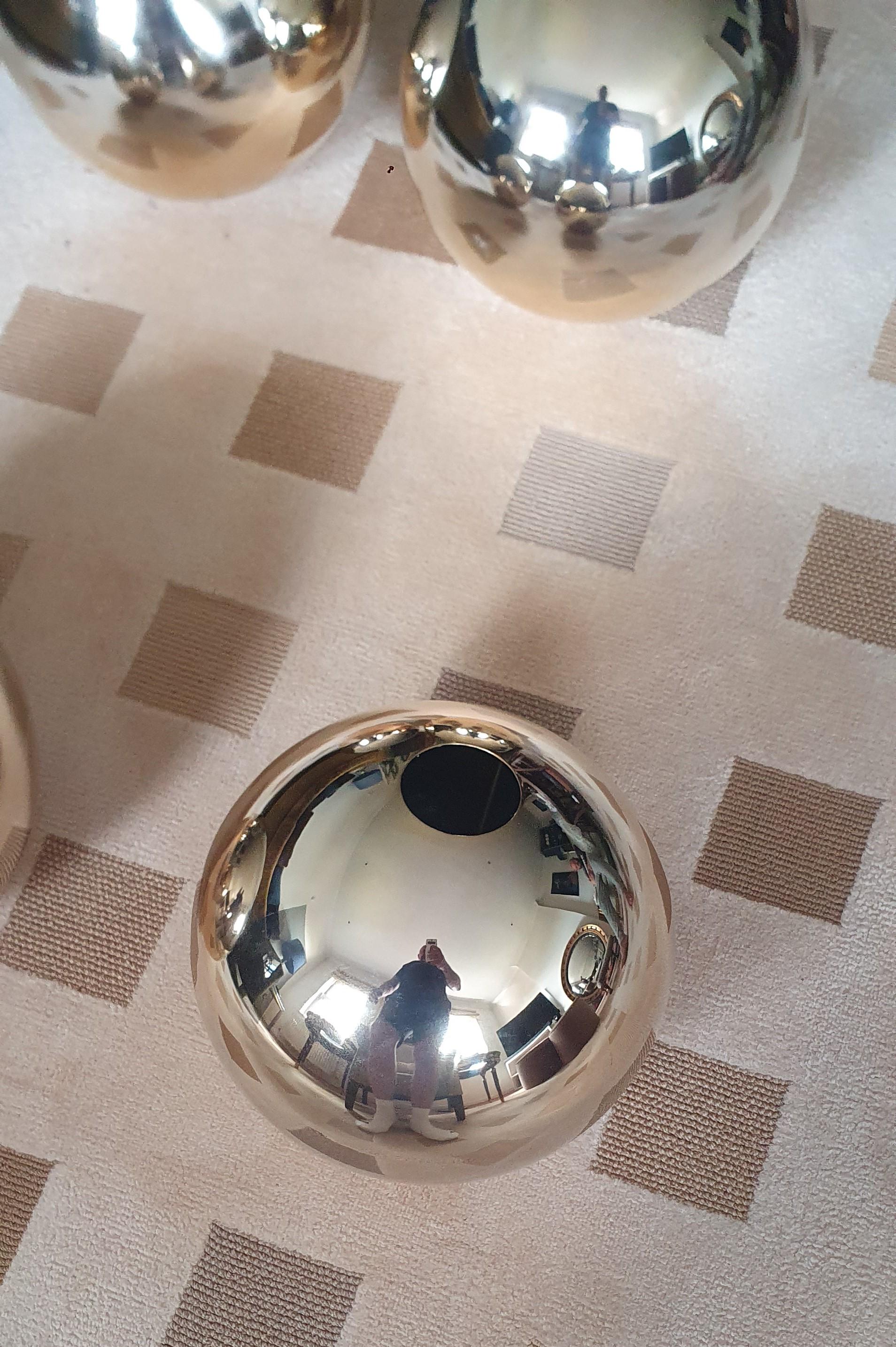 Table basse faite à la main avec 4 boules individuelles en laiton poli et plateau en verre gris en vente 6