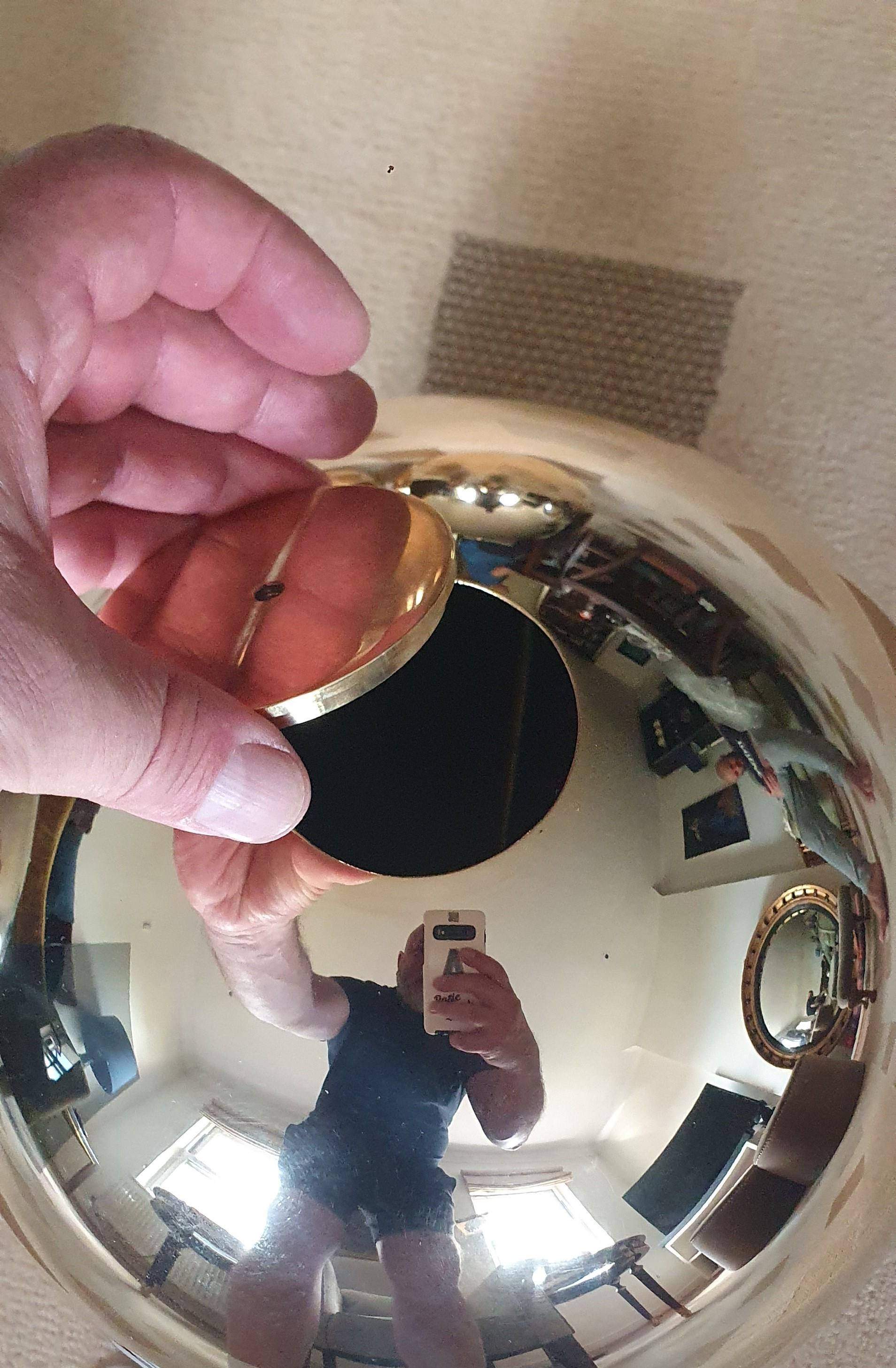 Table basse faite à la main avec 4 boules individuelles en laiton poli et plateau en verre gris en vente 7