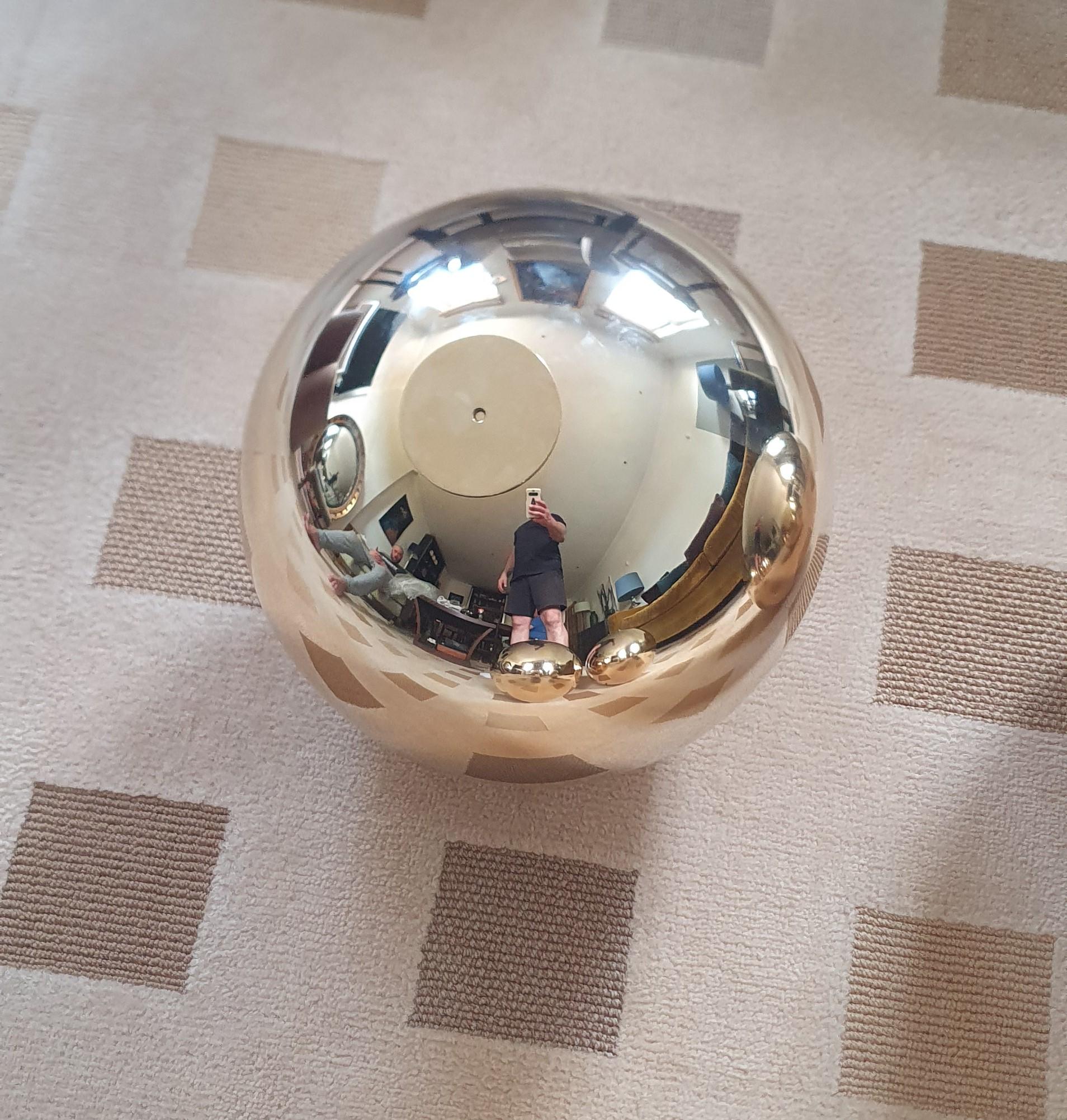 Table basse faite à la main avec 4 boules individuelles en laiton poli et plateau en verre gris en vente 8