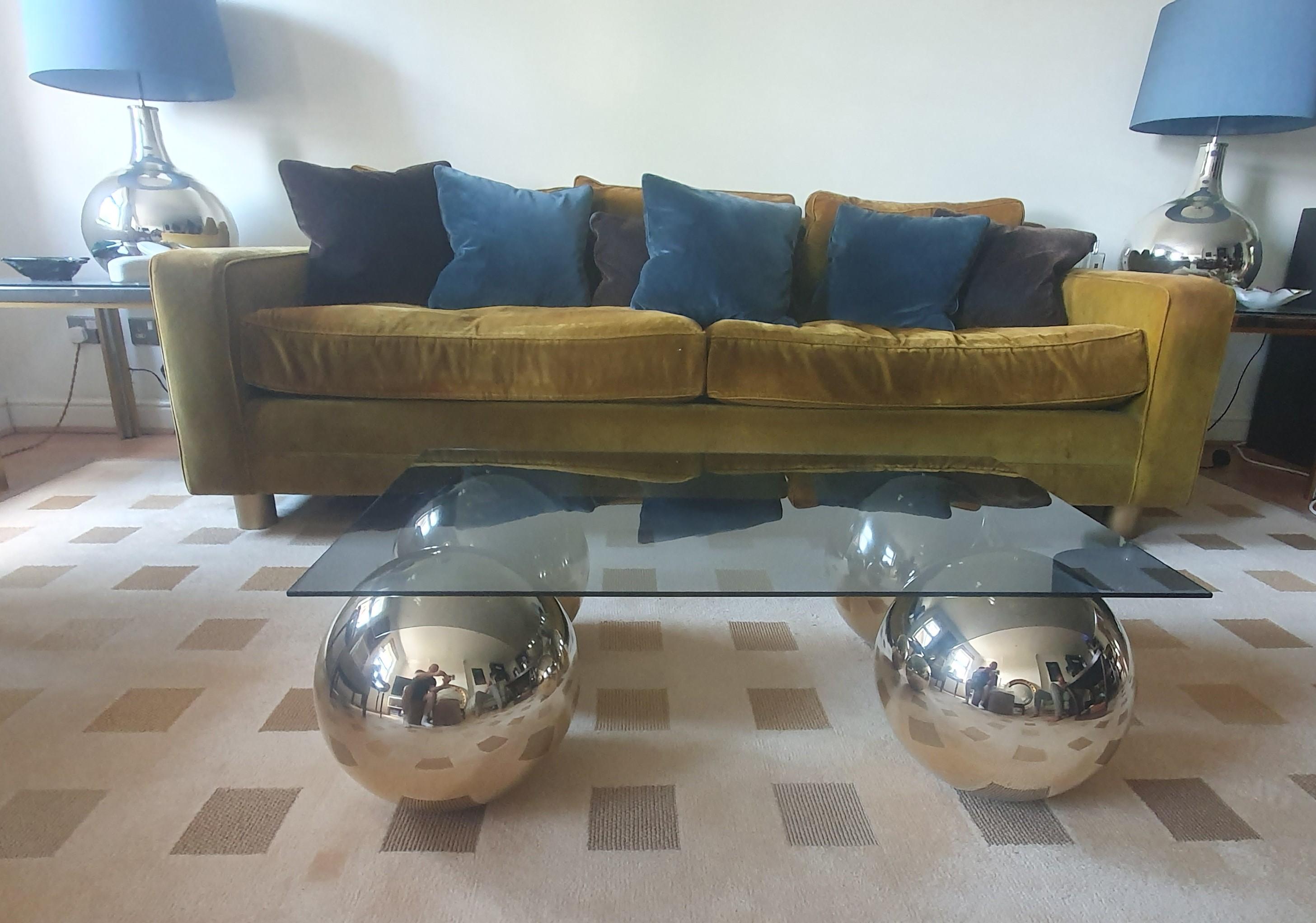 Cette table unique a été fabriquée à la main en Italie pour Andrew Kornat Design/One en 2012 pour un projet spécifique à Londres, en Angleterre. Il s'agit du prototype qu'Andrew a gardé pour lui et qui est maintenant disponible à la vente car il