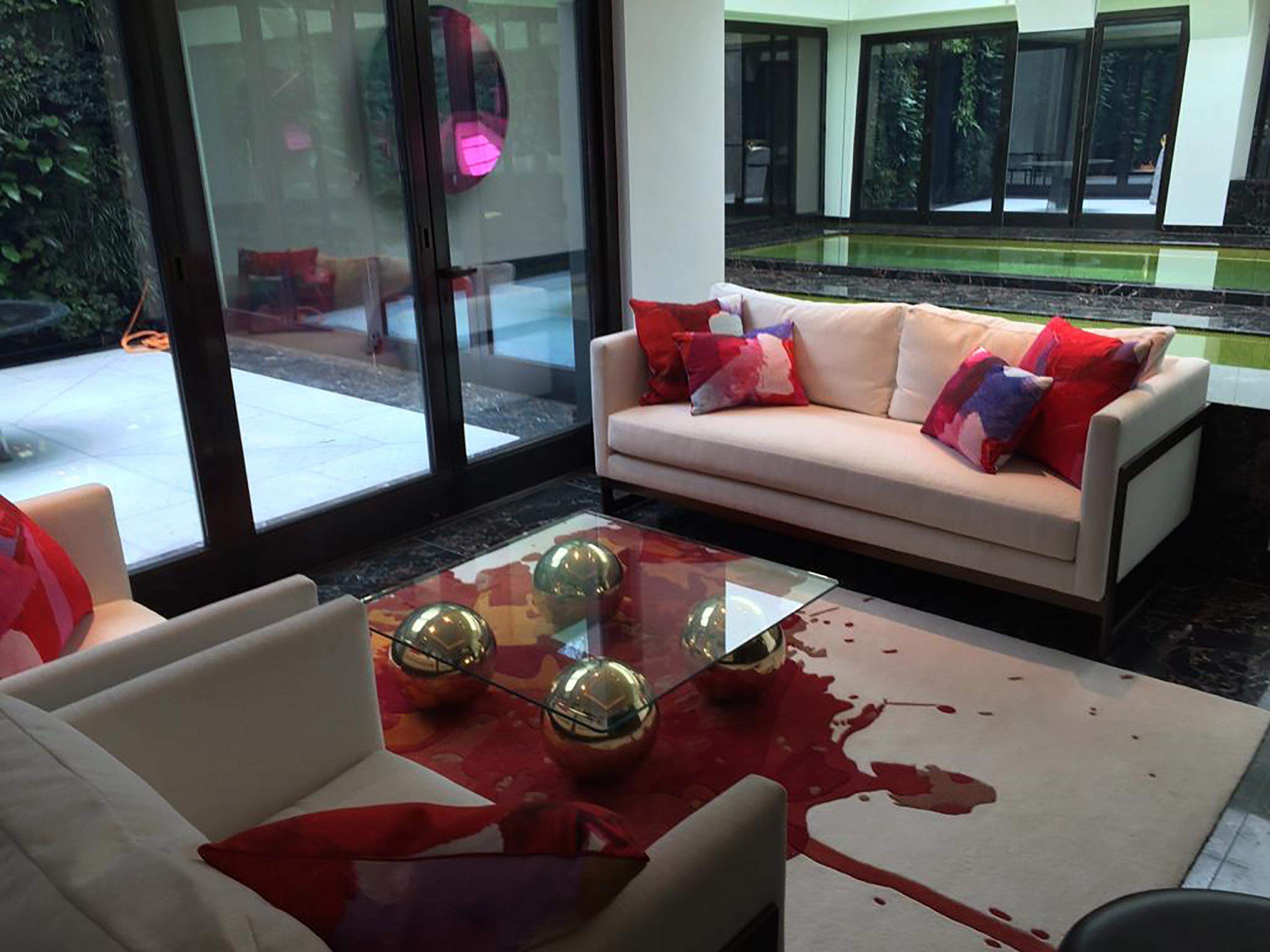 Hollywood Regency Tavolino fatto a mano con 4 sfere in ottone lucido e piano in vetro grigio in vendita