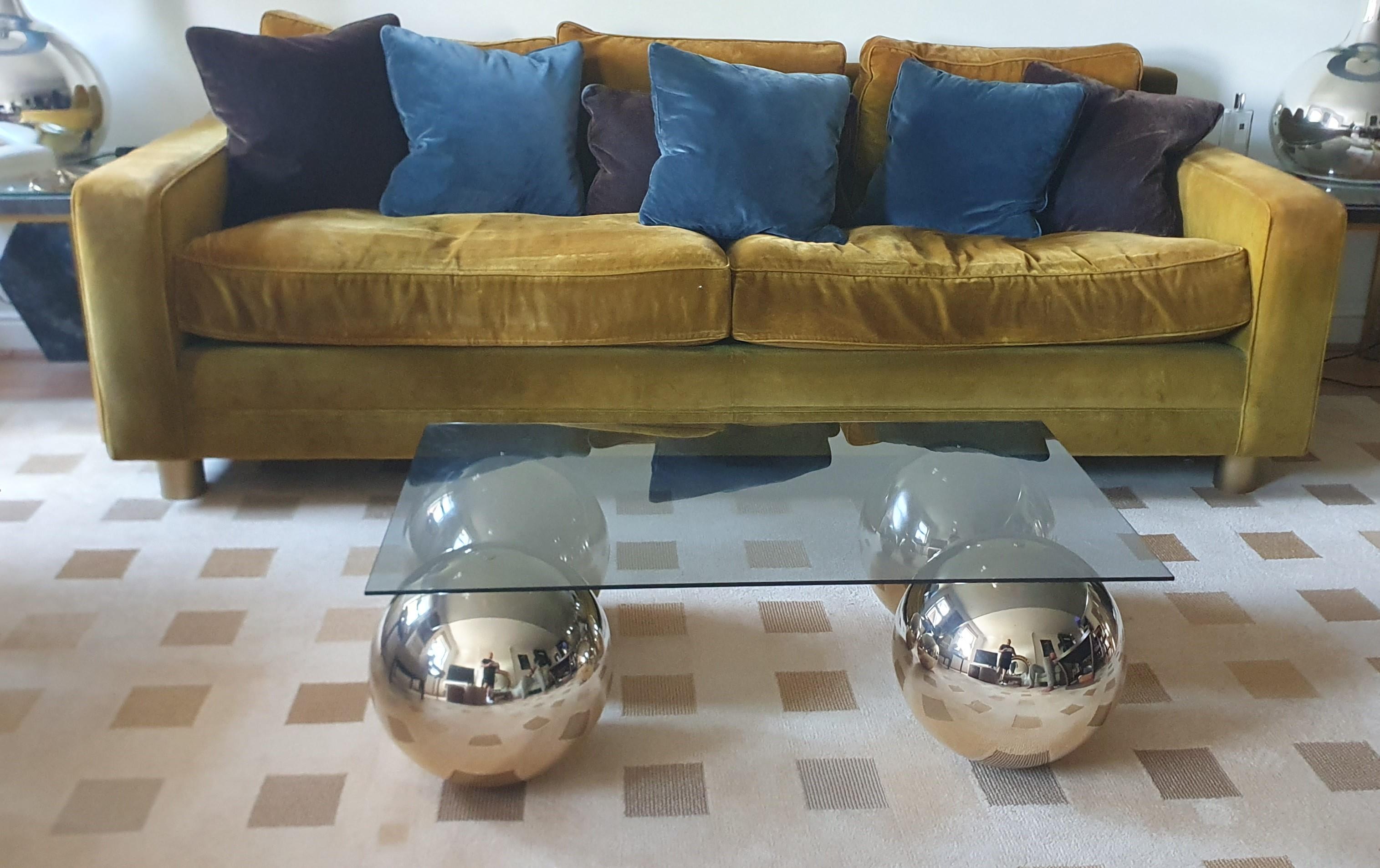 italien Table basse faite à la main avec 4 boules individuelles en laiton poli et plateau en verre gris en vente