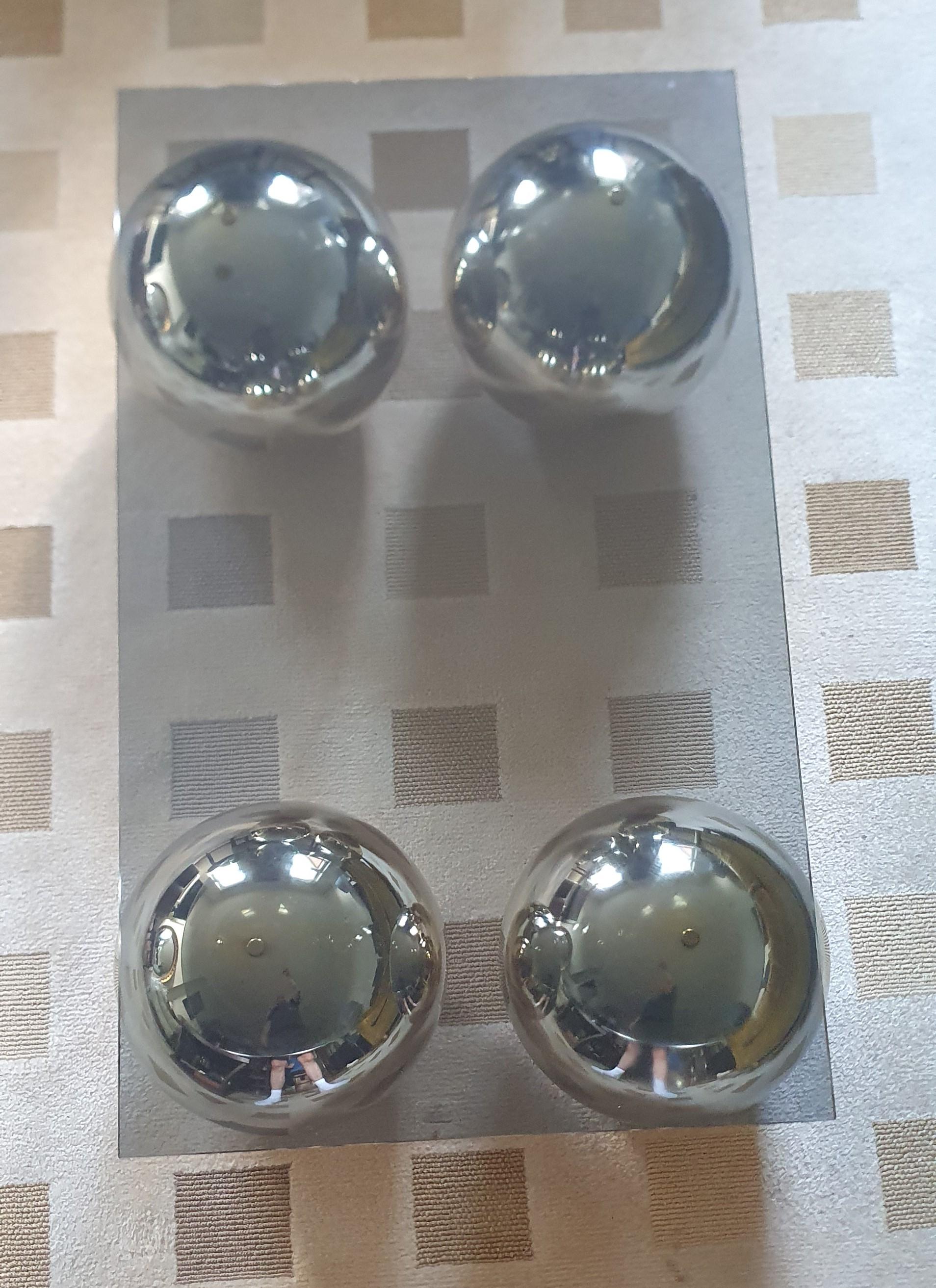 Filé Table basse faite à la main avec 4 boules individuelles en laiton poli et plateau en verre gris en vente