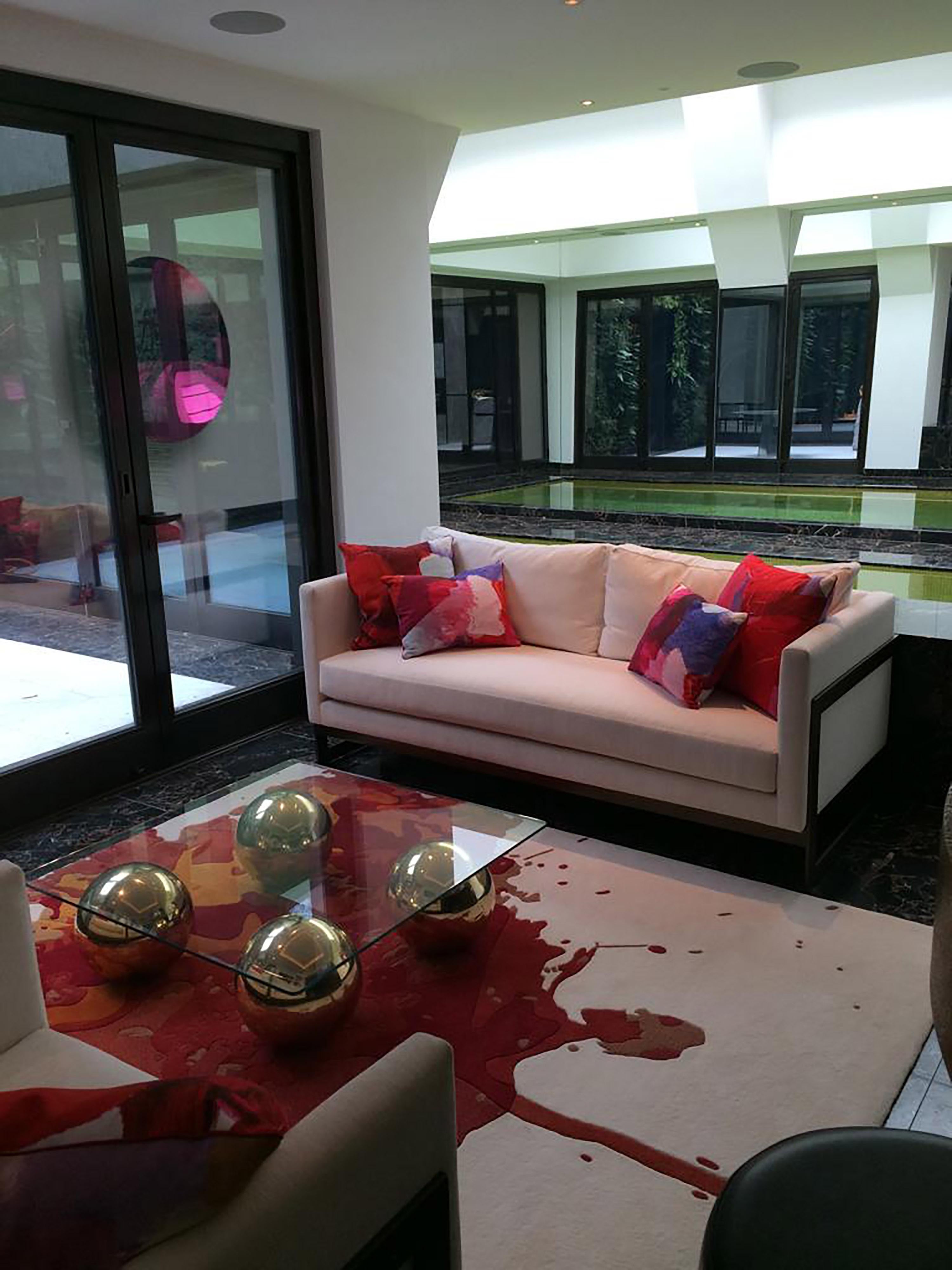 Tavolino fatto a mano con 4 sfere in ottone lucido e piano in vetro grigio In condizioni buone in vendita a London, GB