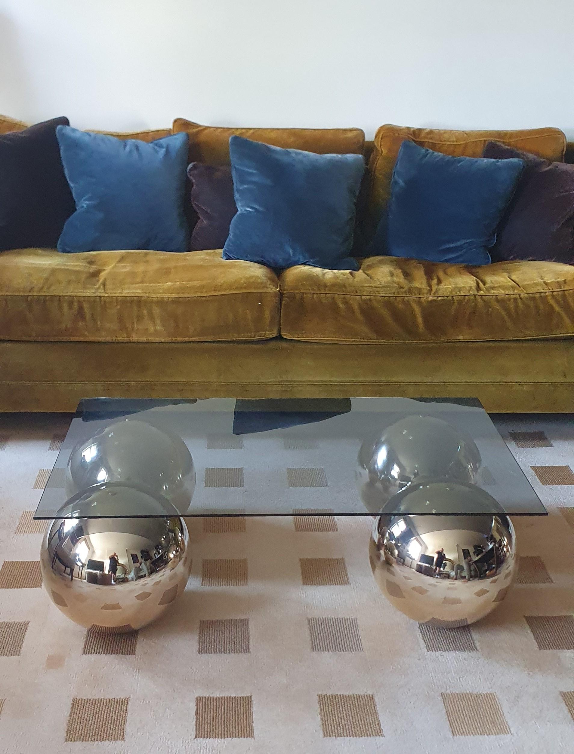 Table basse faite à la main avec 4 boules individuelles en laiton poli et plateau en verre gris Bon état - En vente à London, GB