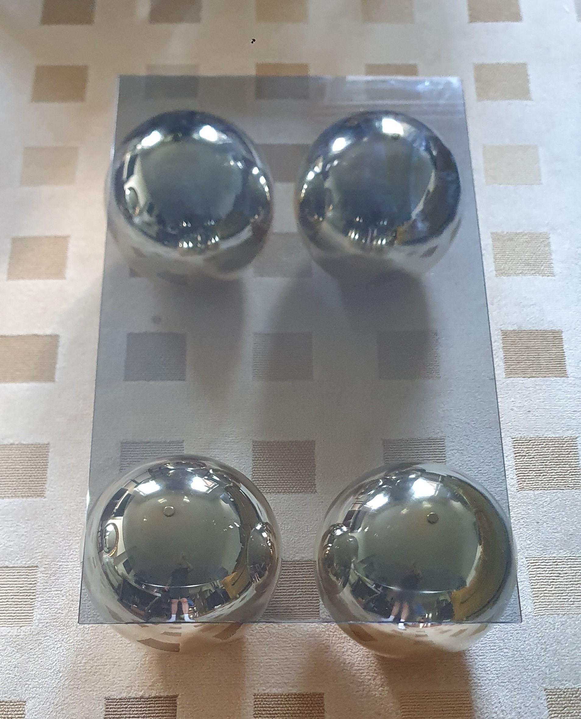 XXIe siècle et contemporain Table basse faite à la main avec 4 boules individuelles en laiton poli et plateau en verre gris en vente