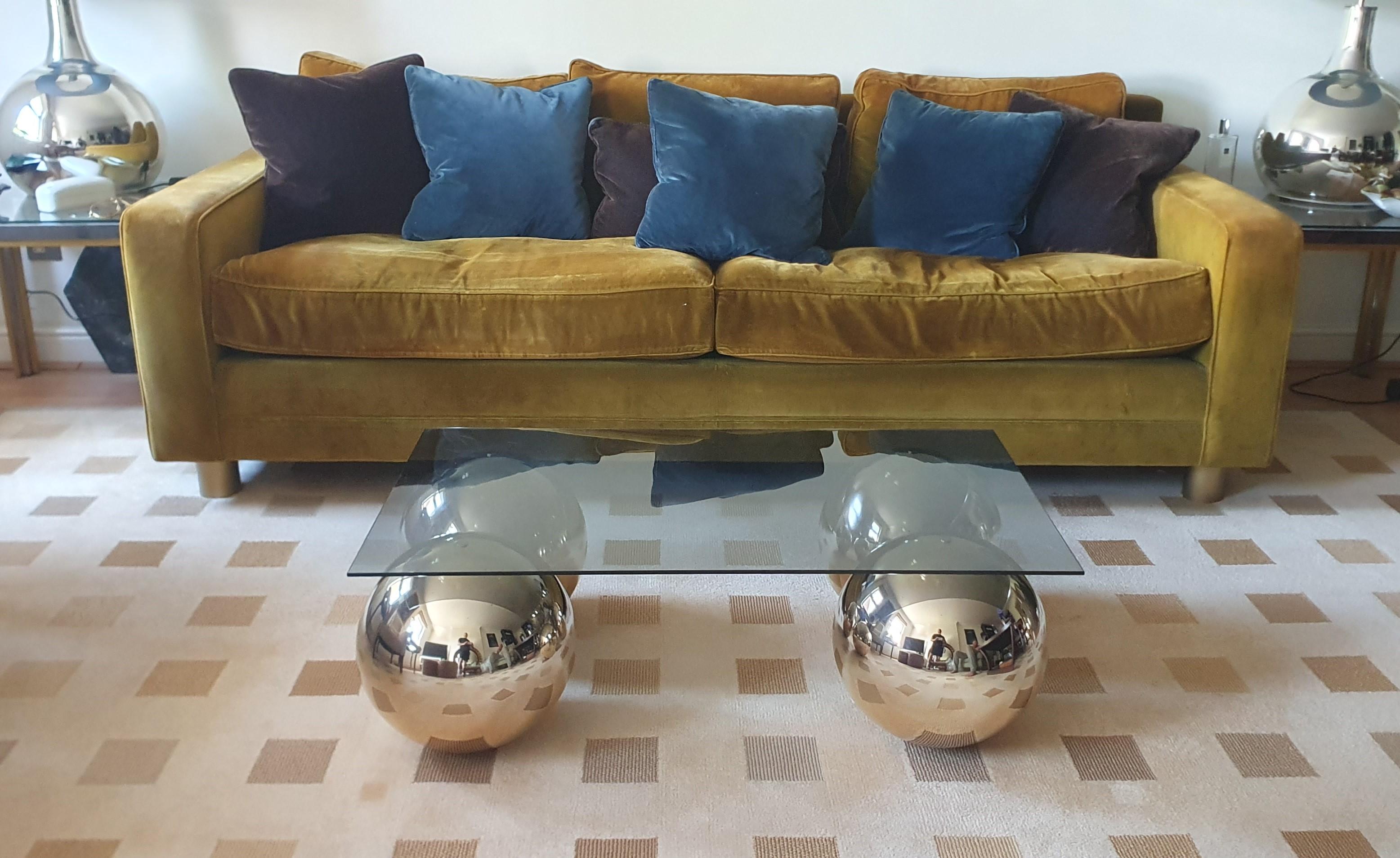 Laiton Table basse faite à la main avec 4 boules individuelles en laiton poli et plateau en verre gris en vente