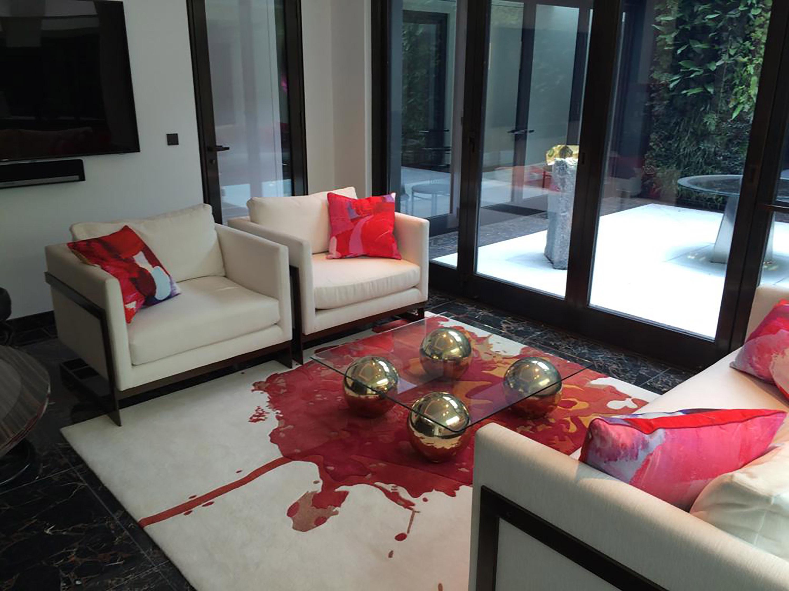 Tavolino fatto a mano con 4 sfere in ottone lucido e piano in vetro grigio in vendita 1