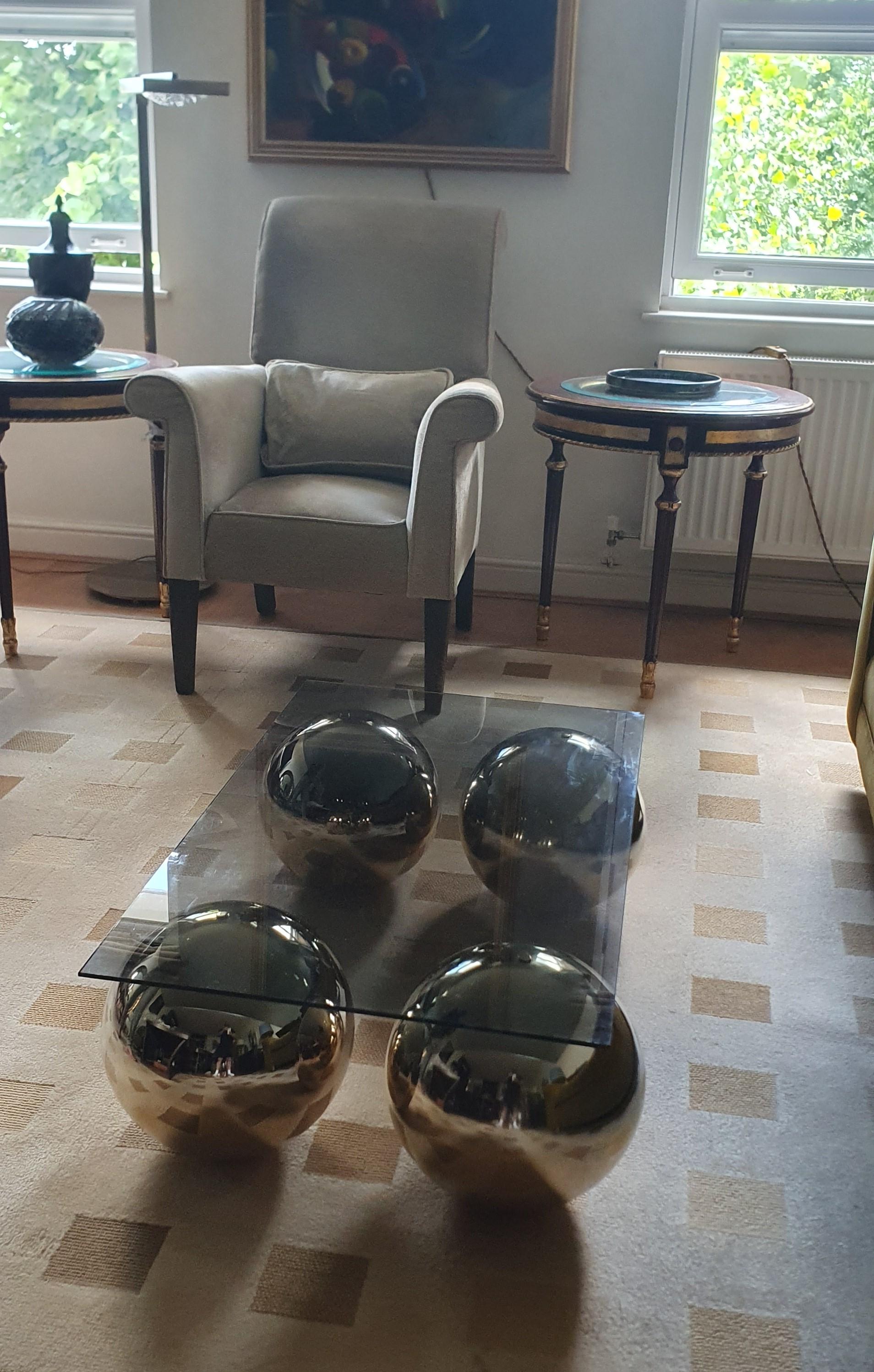 Table basse faite à la main avec 4 boules individuelles en laiton poli et plateau en verre gris en vente 1