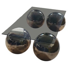 Table basse faite à la main avec 4 boules individuelles en laiton poli et plateau en verre gris