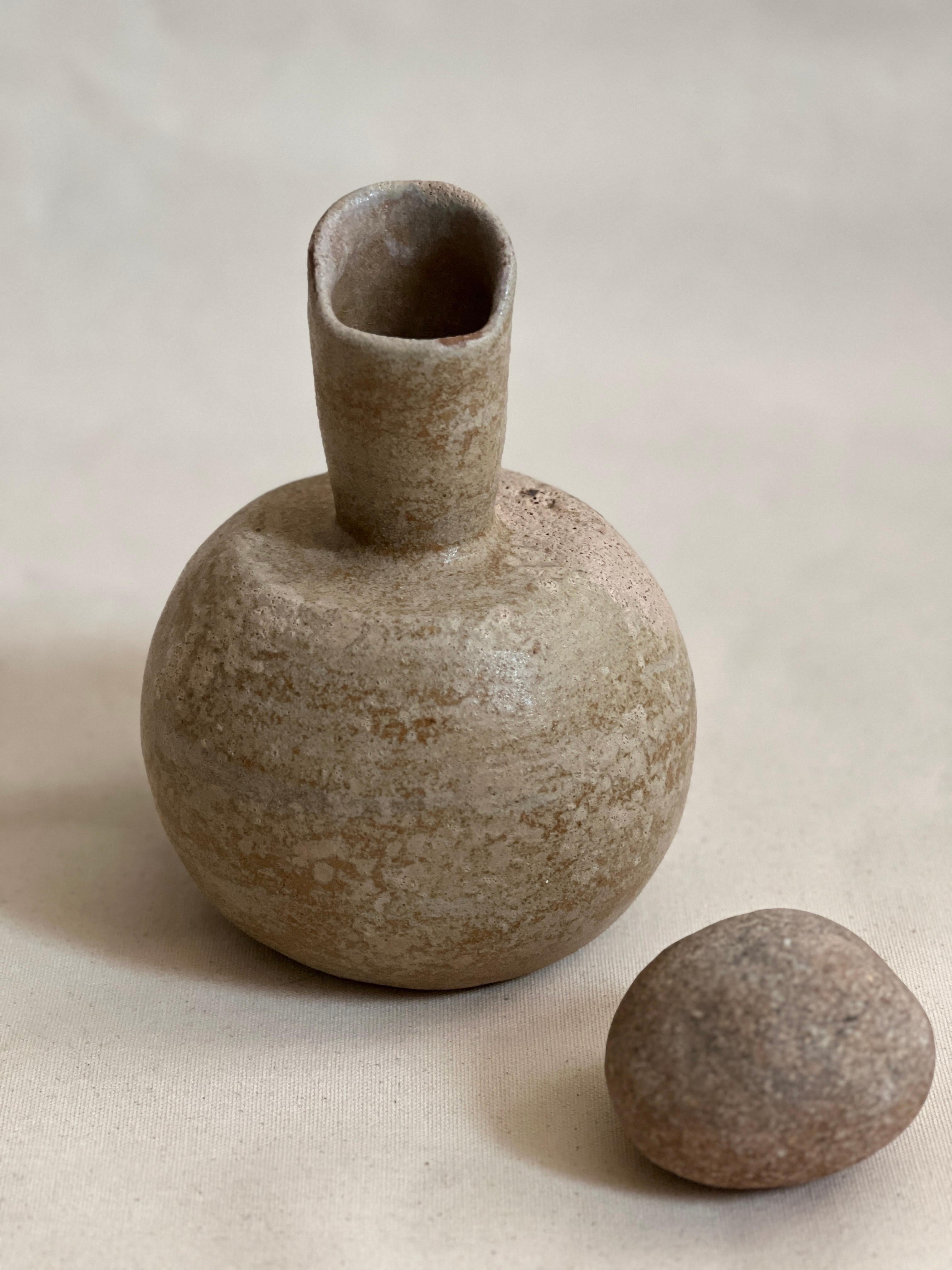 Organico moderno Vaso in frassino smaltato a mano con spirale in vendita