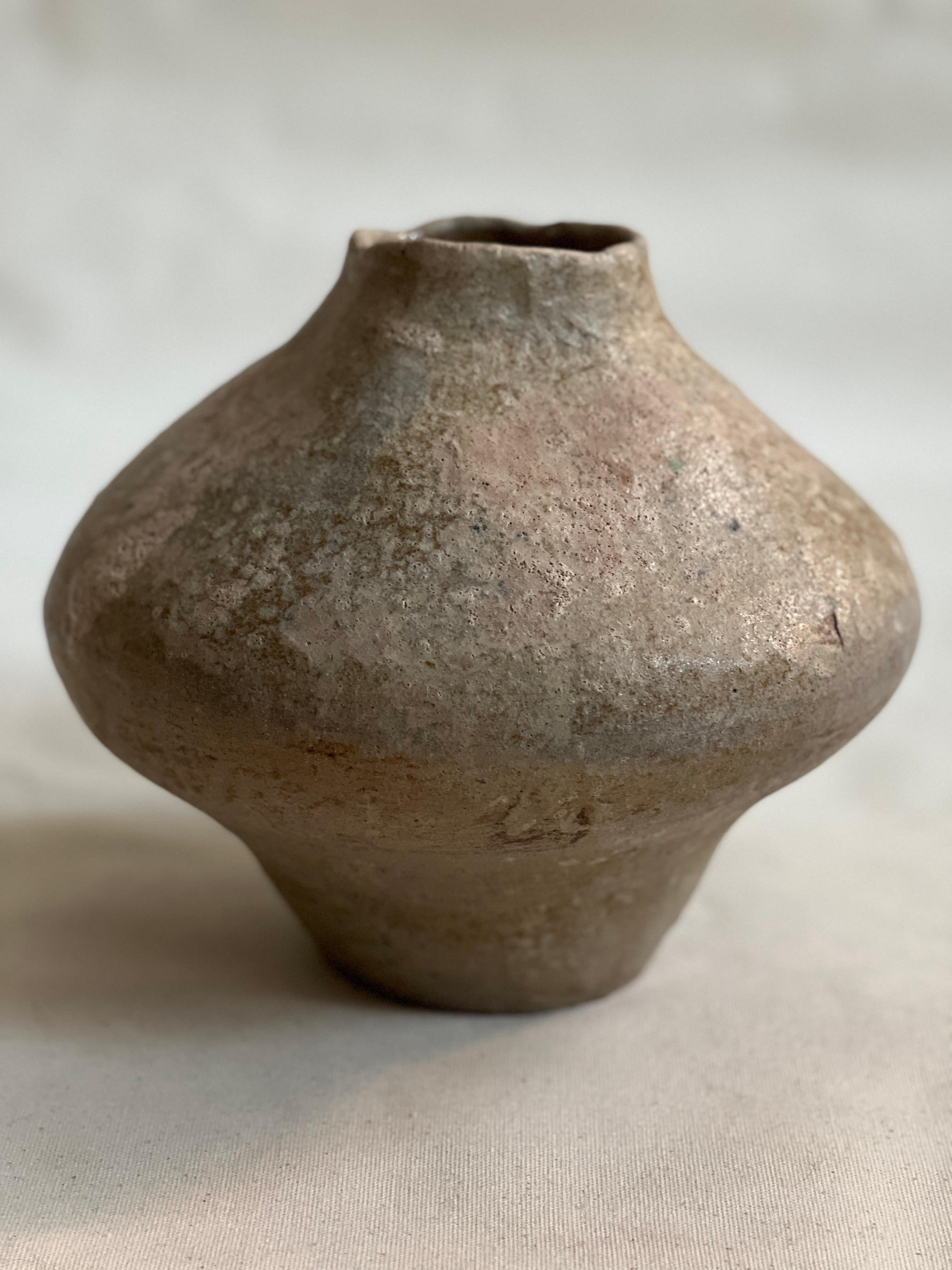 Organico moderno Vaso in frassino smaltato a mano con spirale in vendita