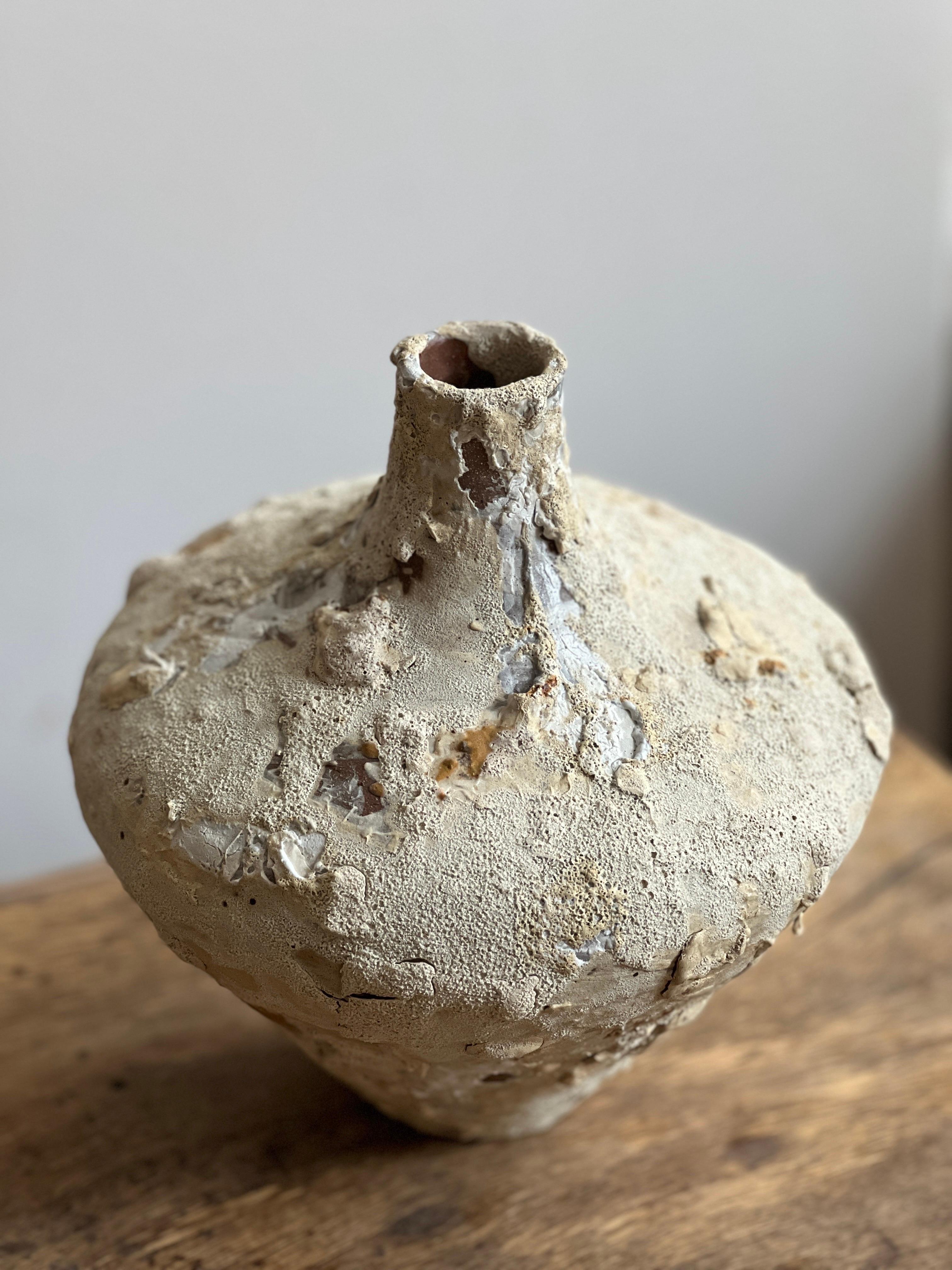 Vaso rustico smaltato costruito in bobina

Realizzato a mano con terracotta di provenienza locale, questo vaso scultoreo presenta una forma organica con uno smalto rustico unico. I suoi toni terrosi e la sua superficie strutturata conferiscono