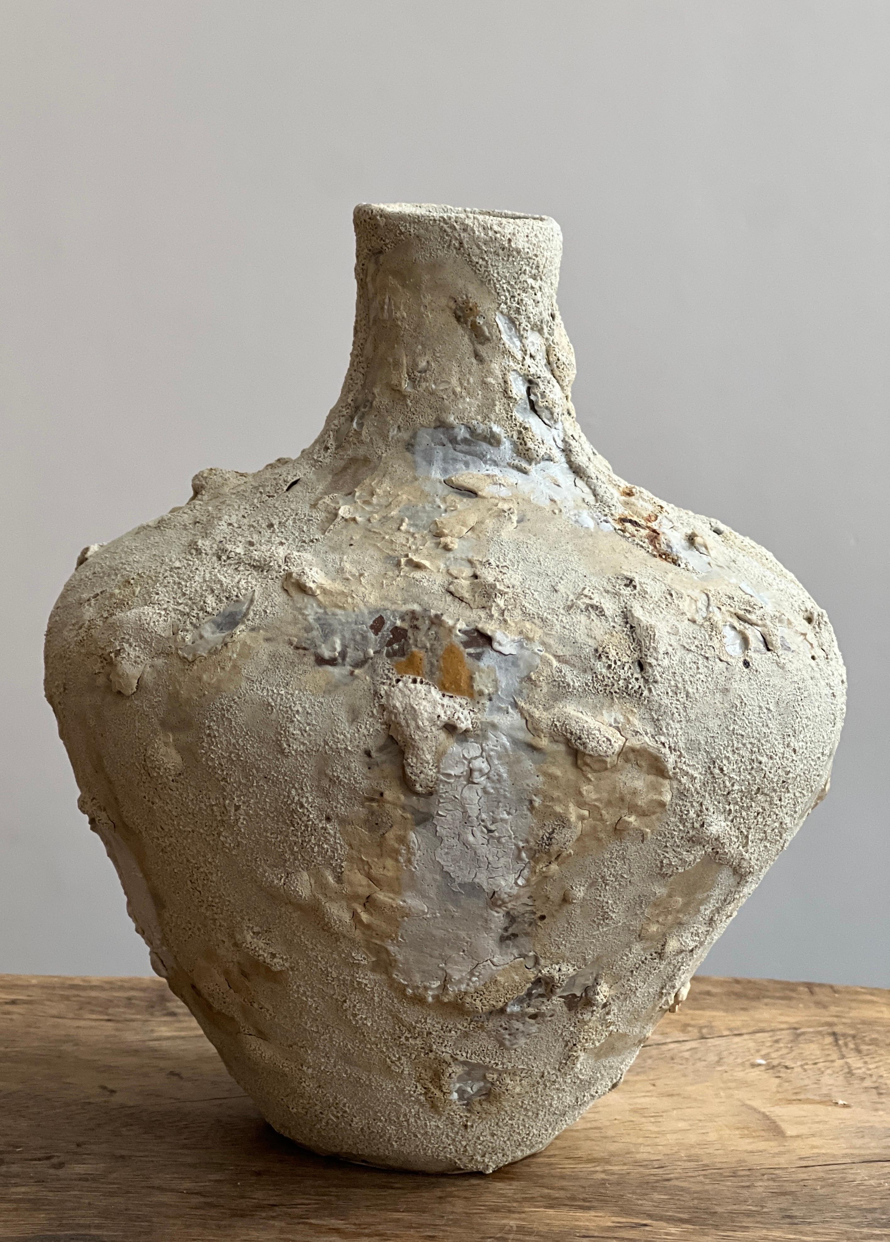 Vaso rustico smaltato costruito in bobina

Questo vaso in terracotta costruito a spirale fa parte di una coppia con un vaso più grande. Realizzato a mano con terracotta di provenienza locale, questo vaso scultoreo presenta una forma splendidamente