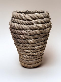 Jarrón de cerámica marrón decorado con técnica de alambre, hecho a mano por Maku Ceramic