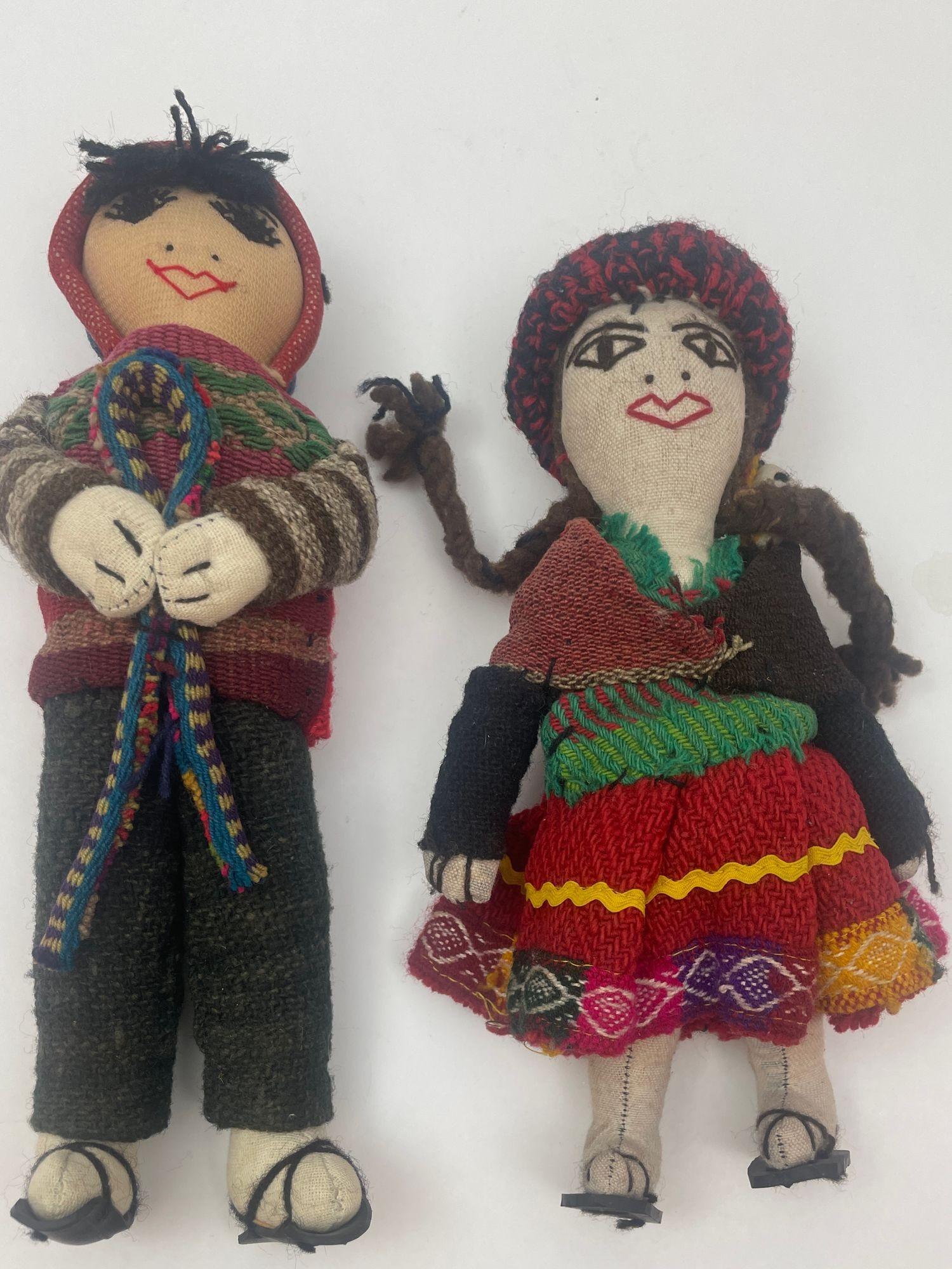 Le bambole Cusco Peruviane da collezione vintage fatte a mano hanno il corpo imbottito, il volto cucito e i capelli intrecciati in filo nero. Indossano abiti tradizionali in cotone e lana, che rappresentano il vivace abbigliamento culturale del