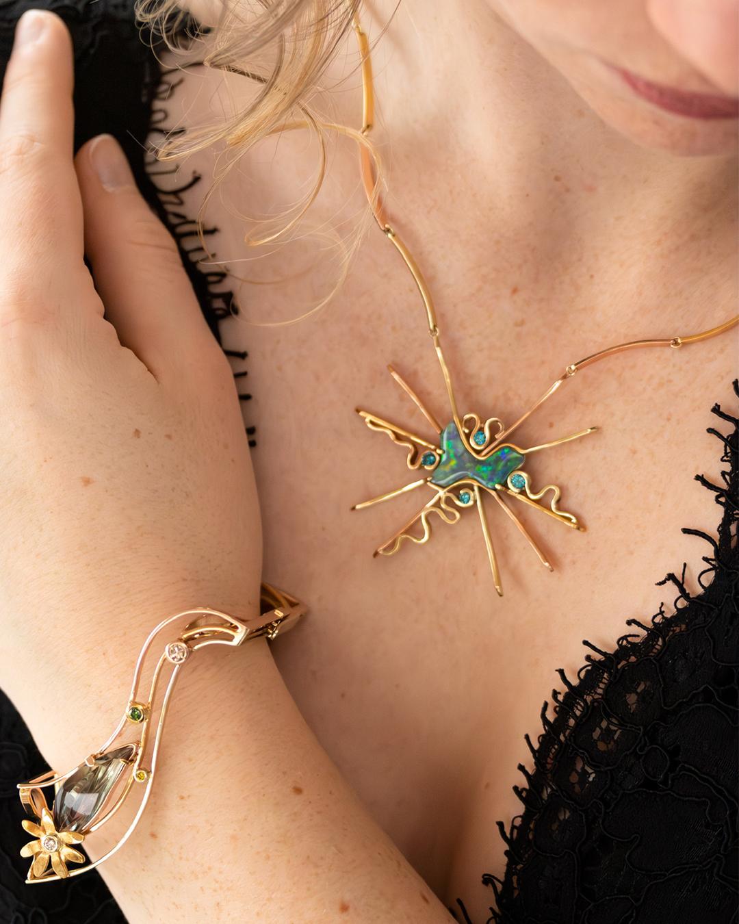 Moderno Brillianti fatti a mano in oro Collier Opale Nero con montatura a corona in vendita