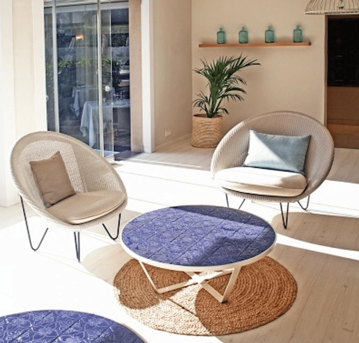 Mesa de centro redonda hecha a mano de azulejos amarillos de colores Caldas para exterior Metal en venta