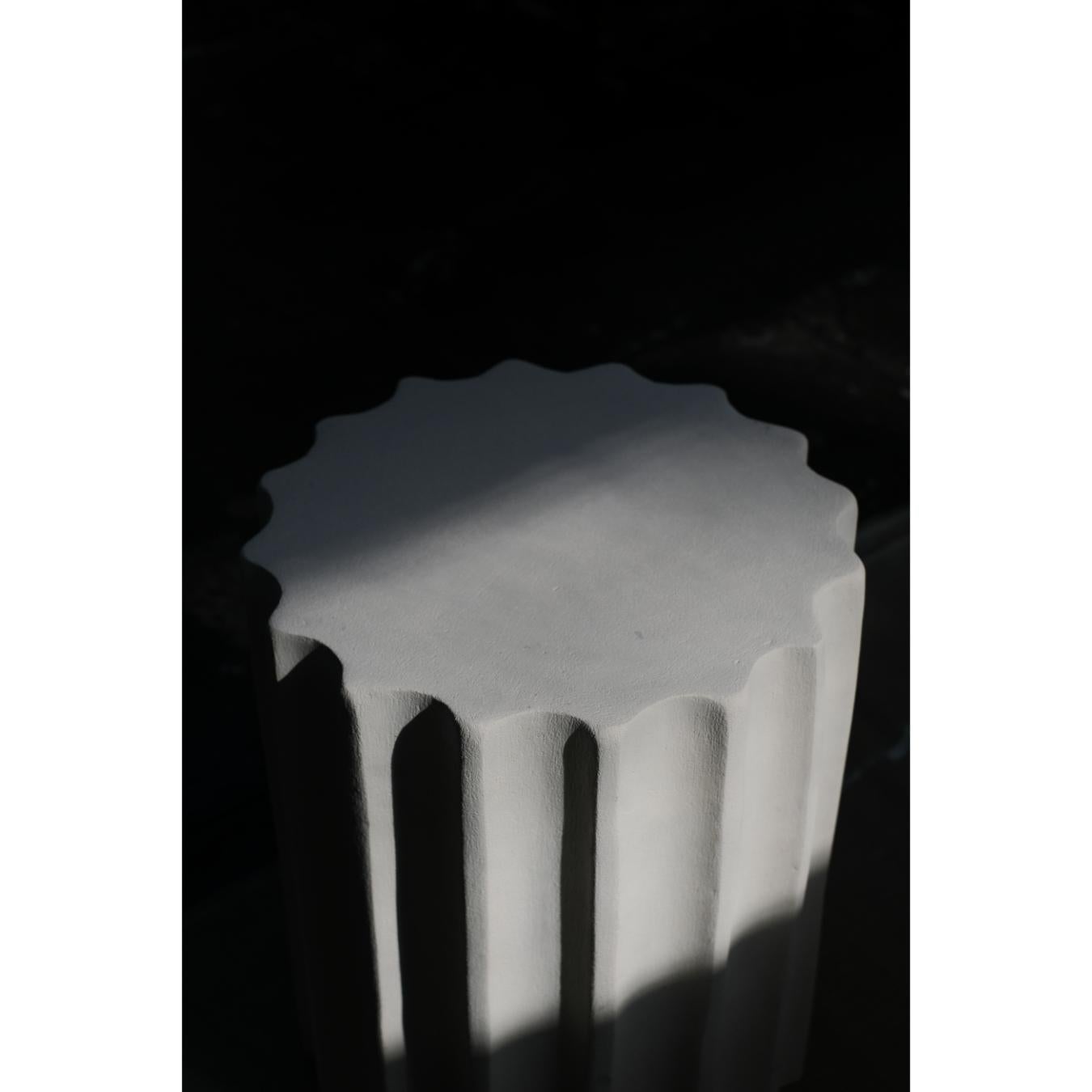 Belge Table d'appoint colonne I faite à la main par Atelier Ledure en vente