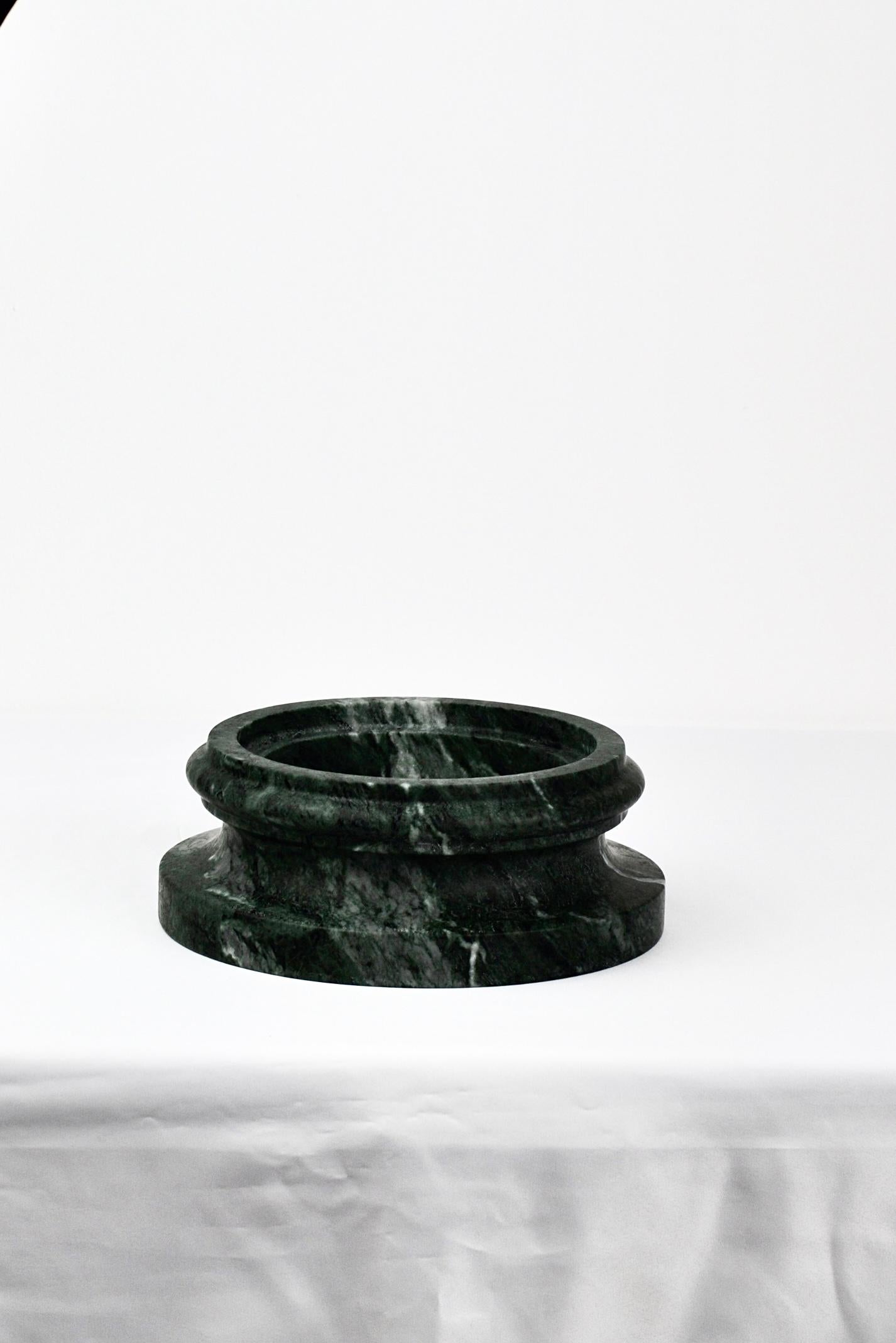 Vaso a colonna fatto a mano POR in marmo Travertino satinato (base) in vendita 4