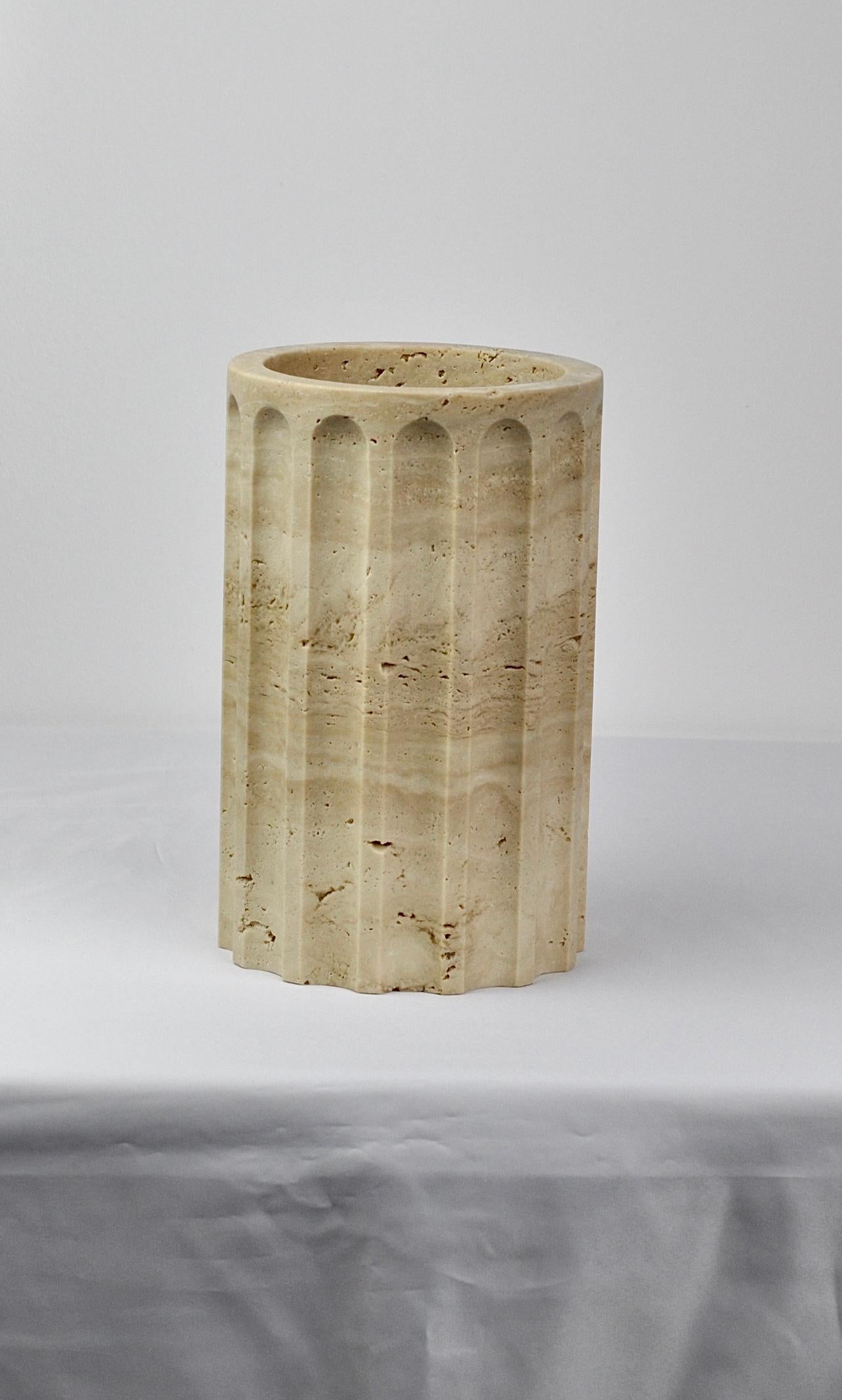 italien Vase colonne POR fait à la main en marbre travertin satiné (base) en vente