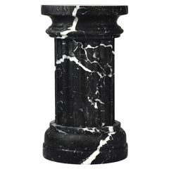 Handgefertigte Säulenvase POR  TAN  TE aus satiniertem schwarzem Marquina-Marmor