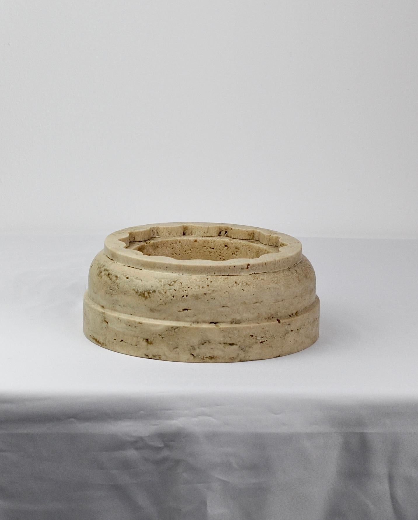 Handgefertigte Säulenvase POR  TAN  TE aus satiniertem Travertinmarmor im Zustand „Neu“ im Angebot in Carrara, IT