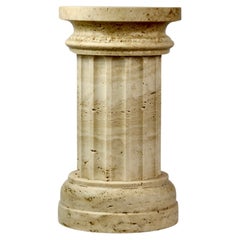 Handgefertigte Säulenvase POR  TAN  TE aus satiniertem Travertinmarmor