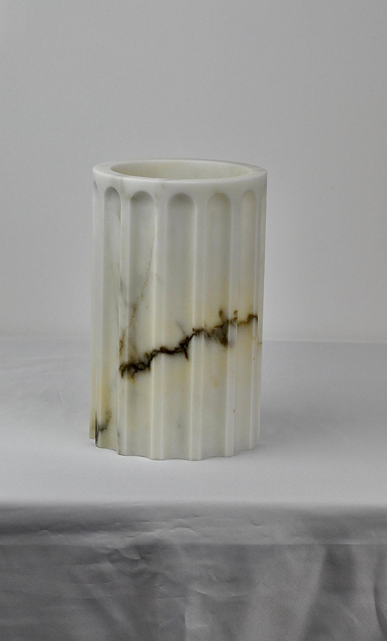 Handgefertigte Säulenvase Tan aus satiniertem schwarzem Marquina-Marmor (Mittelteil) im Angebot 6