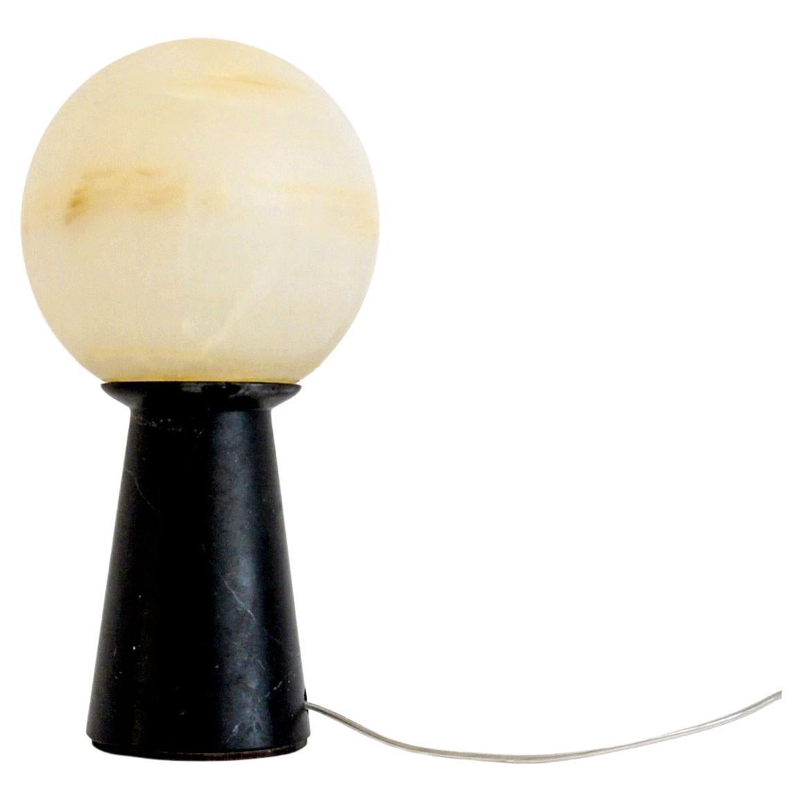 Lampe conique faite à la main avec sphère en marbre noir Marquina