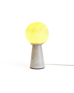 Lampada conica fatta a mano con sfera in marmo bianco di Carrara