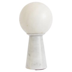 Handgefertigte konische Lampe mit Kugel aus weißem Carrara-Marmor