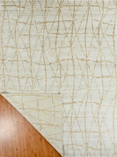 Handgefertigter geometrischer Teppich in Beige mit weichem, linearem Muster in Gold