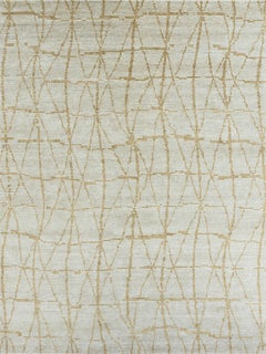 Handgefertigter geometrischer Teppich in Beige mit weichem, linearem Muster in Gold