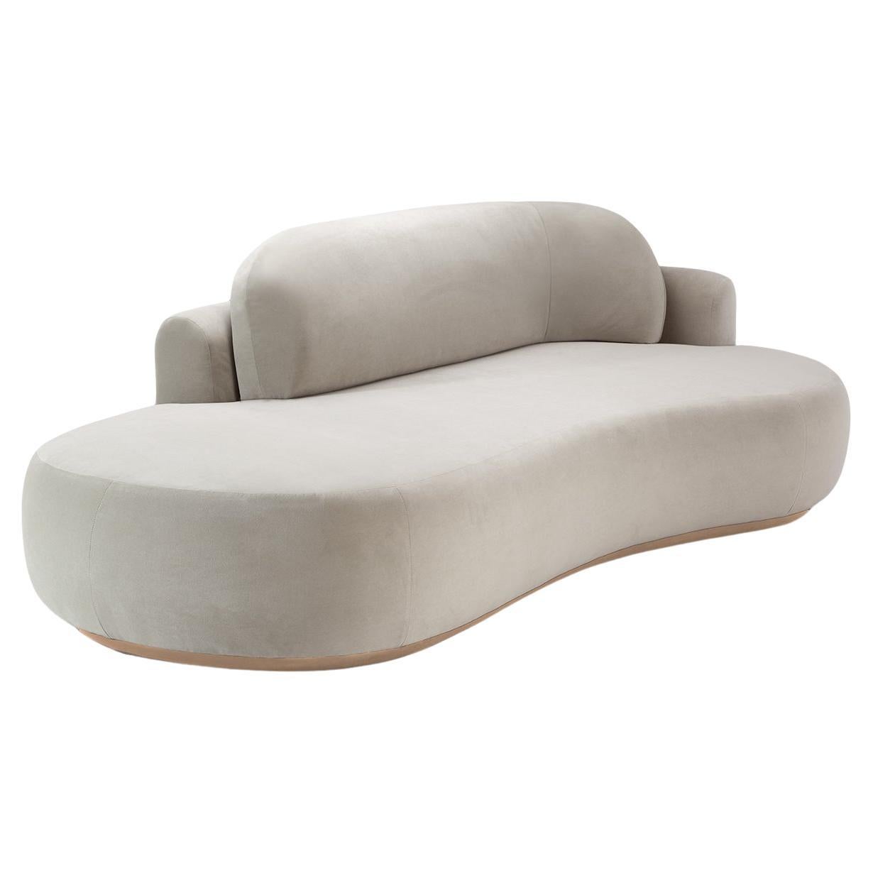 El sofá Desnudo revela formas escultóricas y orgánicas pensadas para abrazar al usuario y animarle a permanecer sentado en esta pieza acogedora y cómoda. Con la comodidad como punto de partida constante en este diseño, las formas curvilíneas y