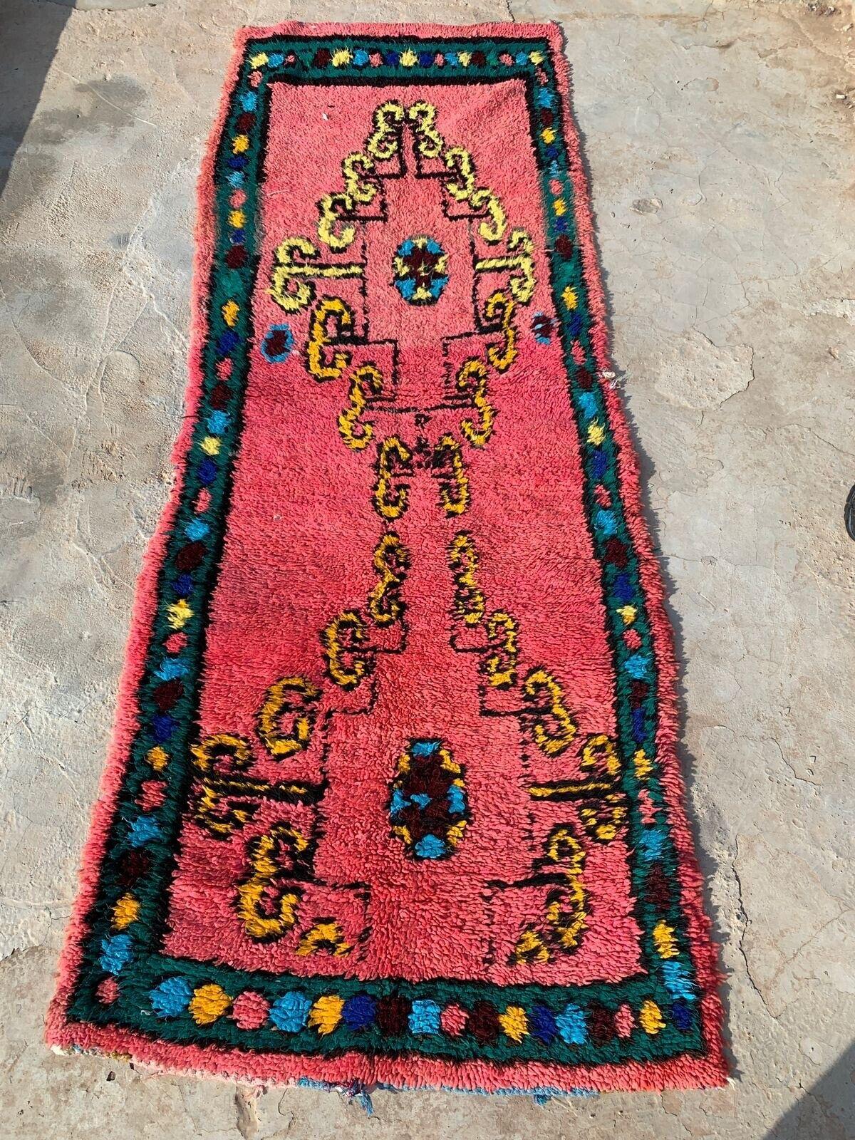 Wir stellen unseren handgefertigten, modernen marokkanischen Berberteppich ORA vor, ein lebendiges und zeitloses Stück, das die Essenz des marokkanischen Designs wunderbar einfängt.

Spezifikationen:

Größe: 3' x 8.4'
Epoche: 2010er Jahre
Zustand: