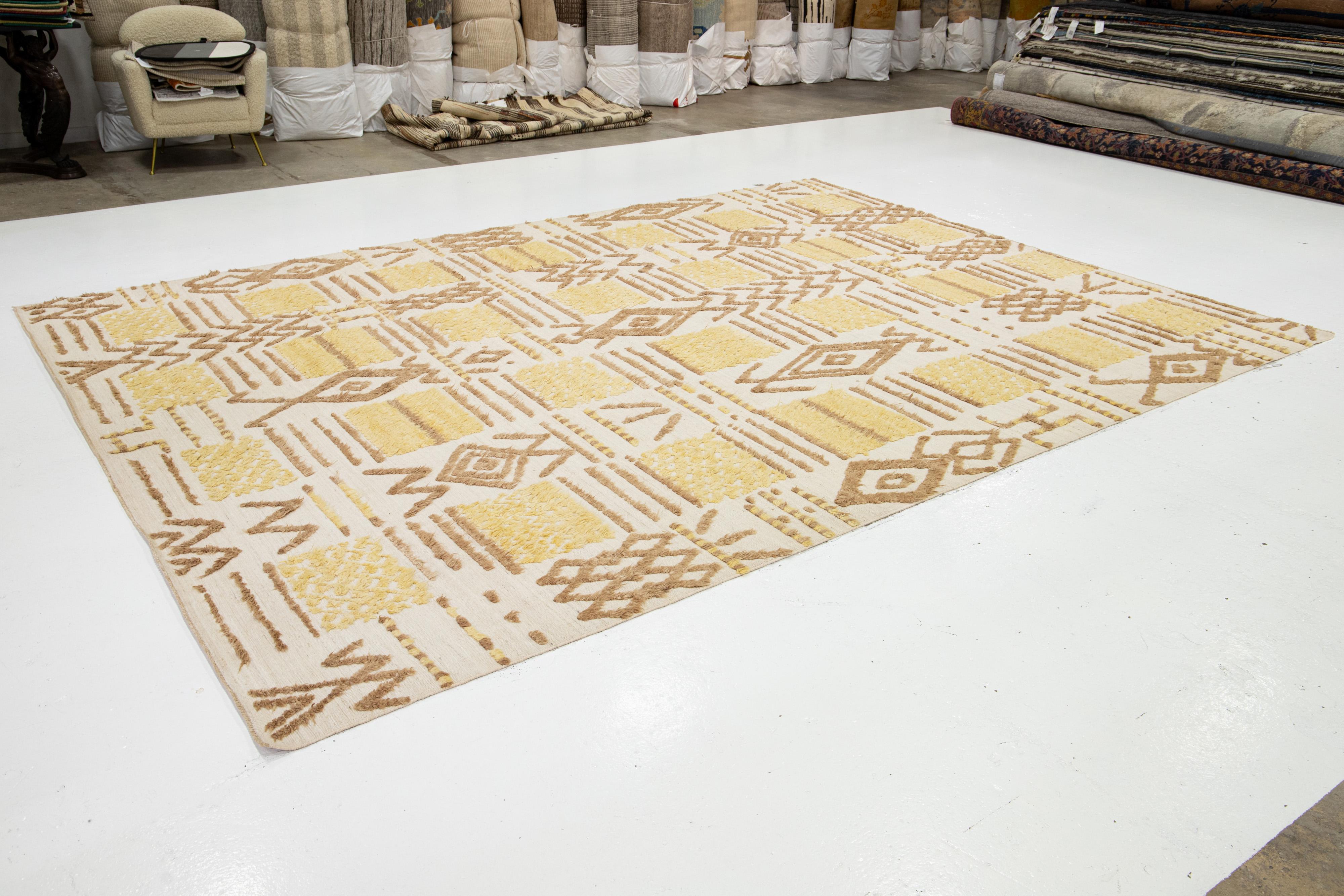 Moderno Tappeto in lana beige fatto a mano in stile marocchino contemporaneo con disegno geometrico in vendita