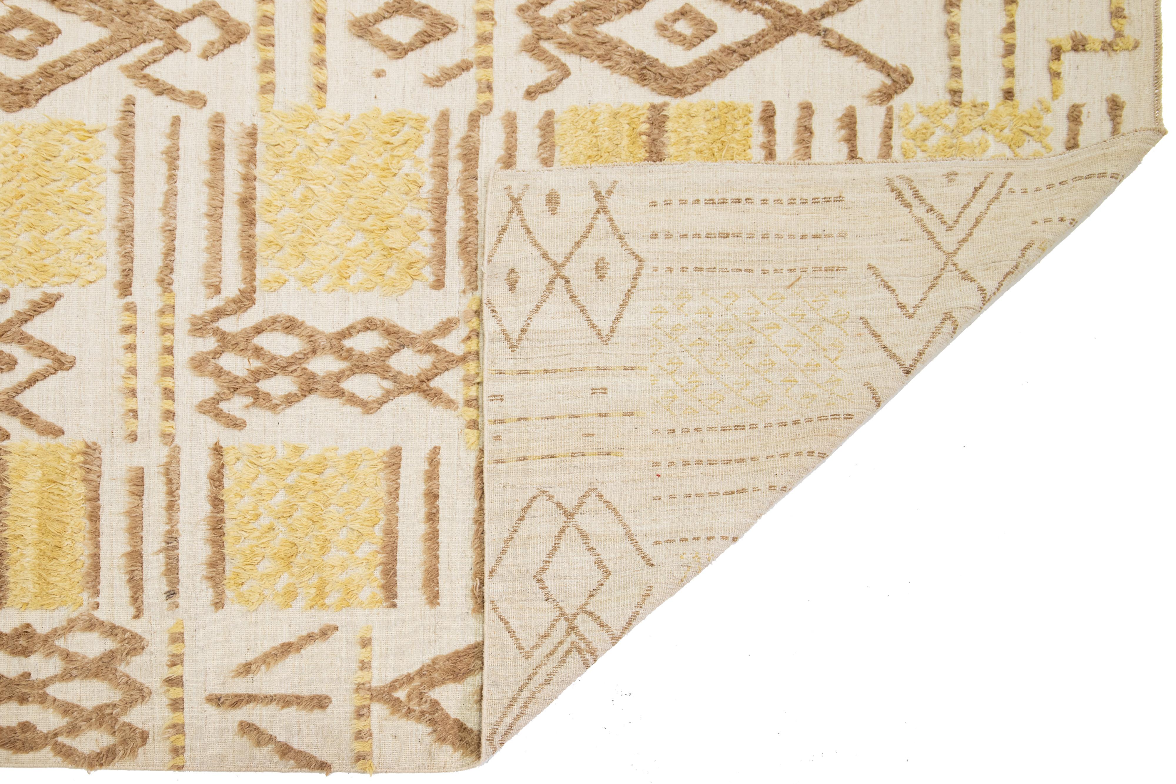 Pakistano Tappeto in lana beige fatto a mano in stile marocchino contemporaneo con disegno geometrico in vendita