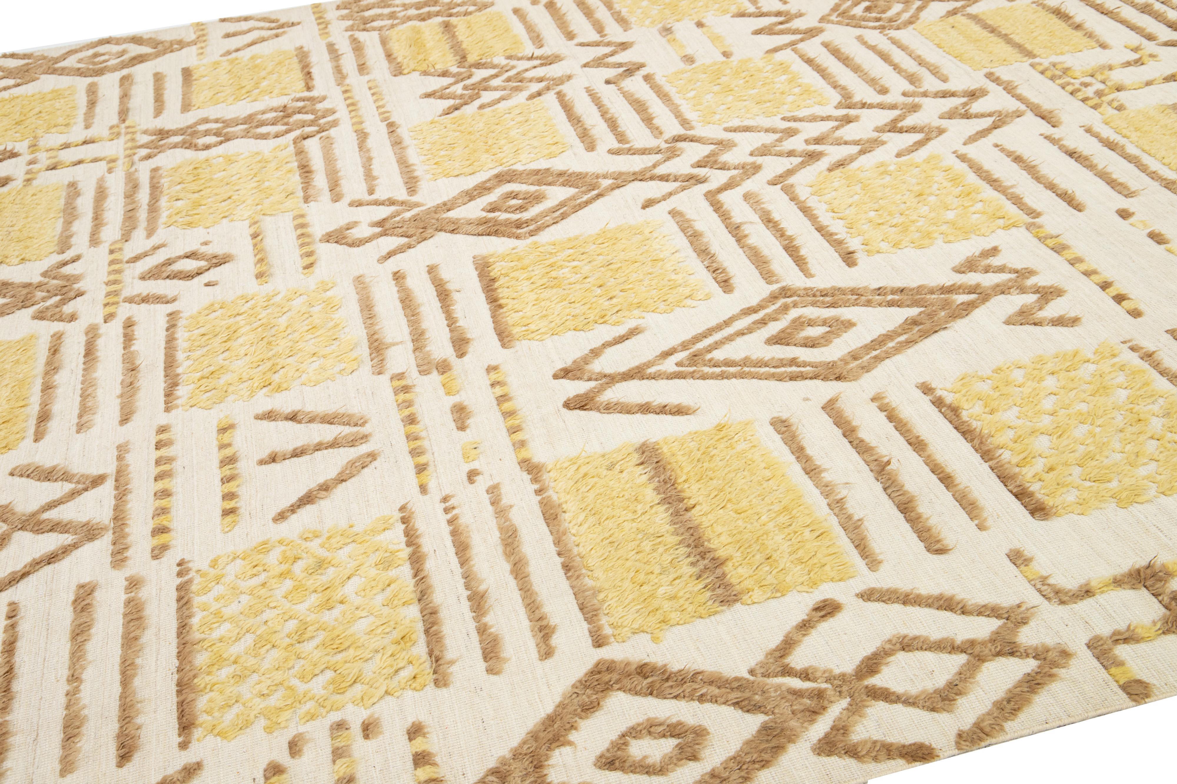 Annodato a mano Tappeto in lana beige fatto a mano in stile marocchino contemporaneo con disegno geometrico in vendita