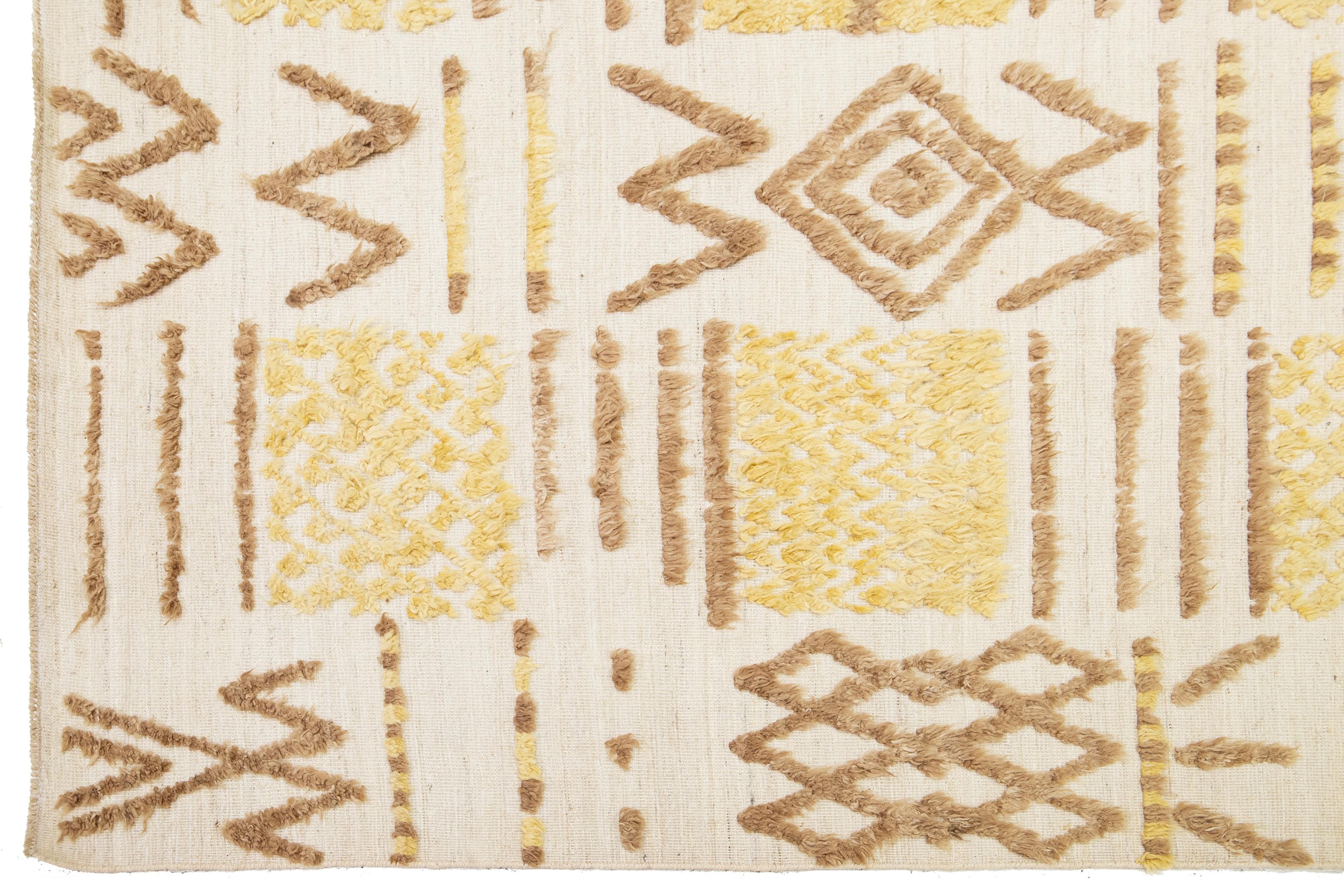 Tappeto in lana beige fatto a mano in stile marocchino contemporaneo con disegno geometrico In condizioni Nuovo in vendita a Norwalk, CT