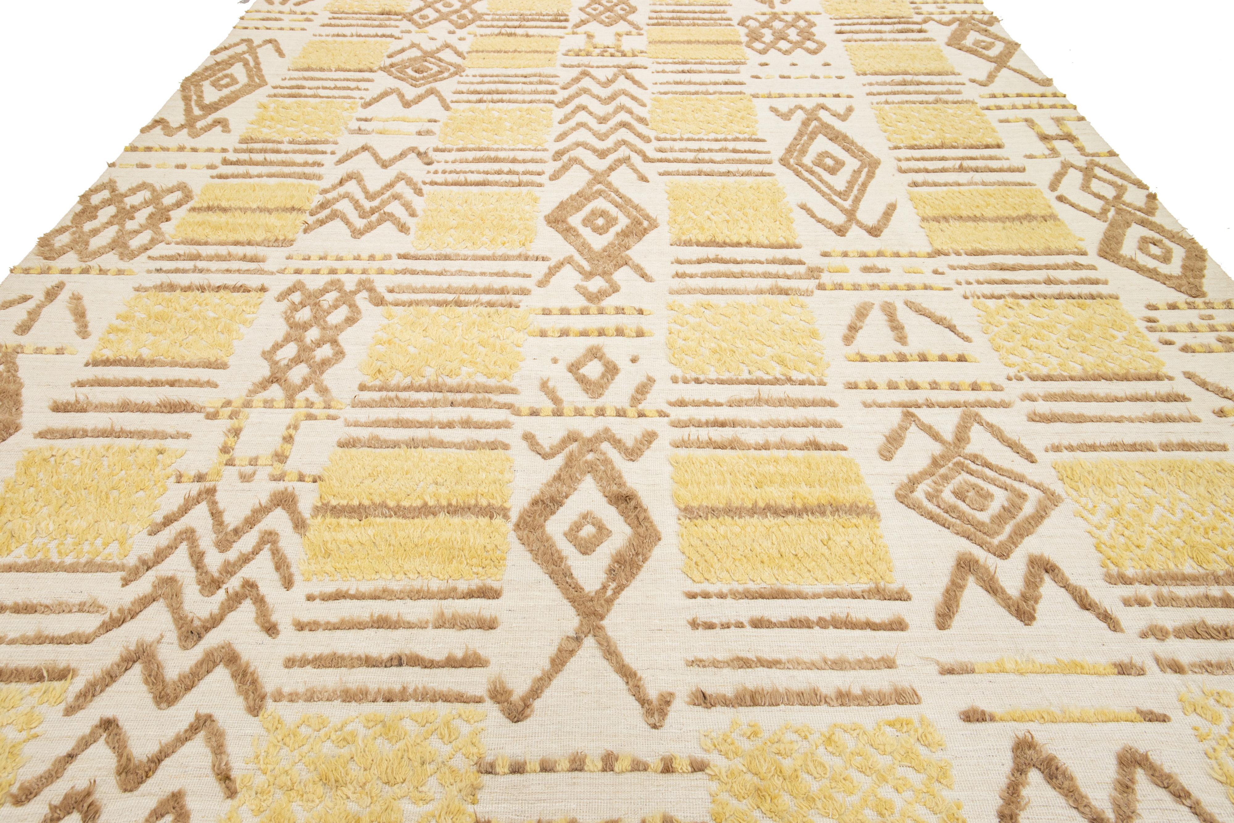 XXI secolo e contemporaneo Tappeto in lana beige fatto a mano in stile marocchino contemporaneo con disegno geometrico in vendita