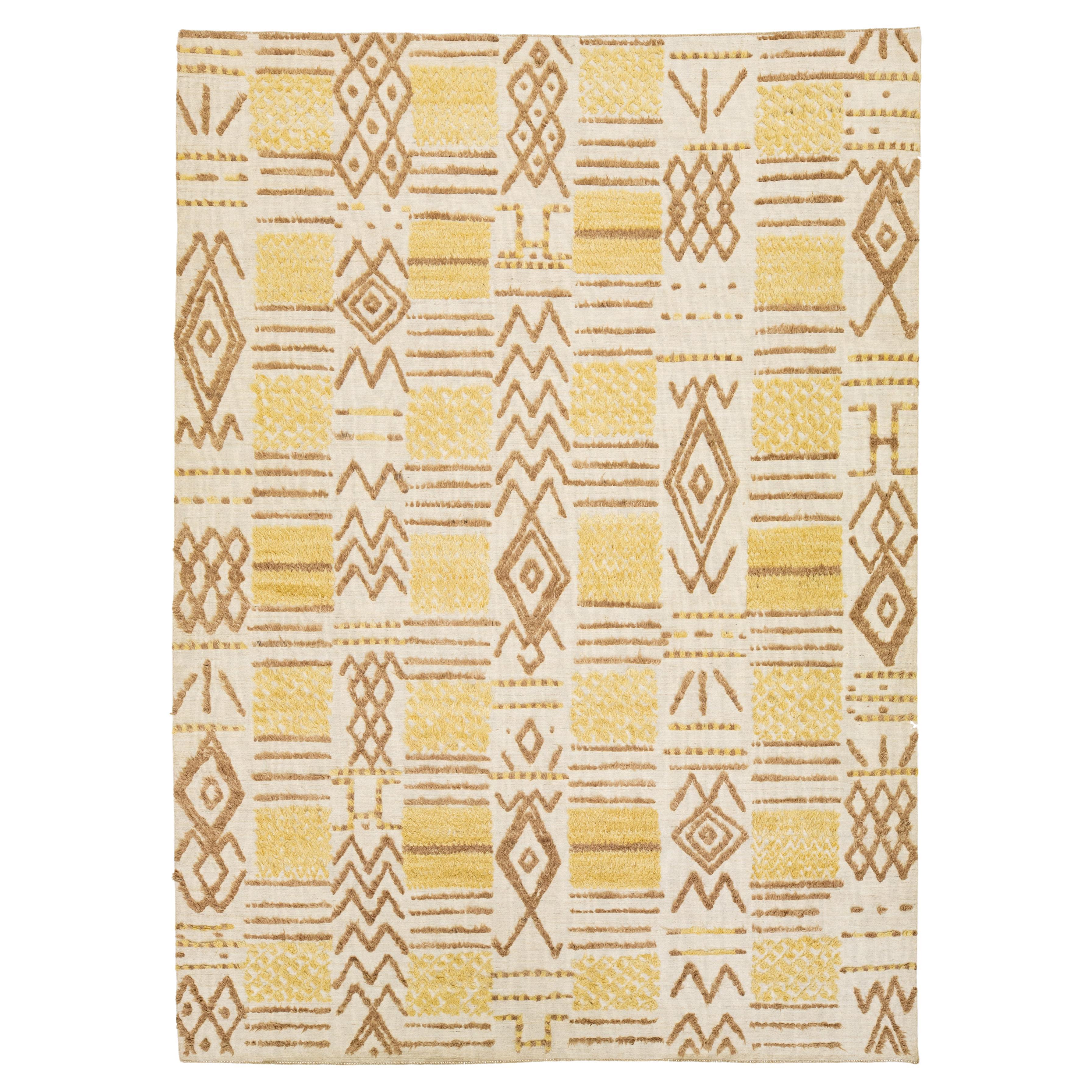Tappeto in lana beige fatto a mano in stile marocchino contemporaneo con disegno geometrico in vendita