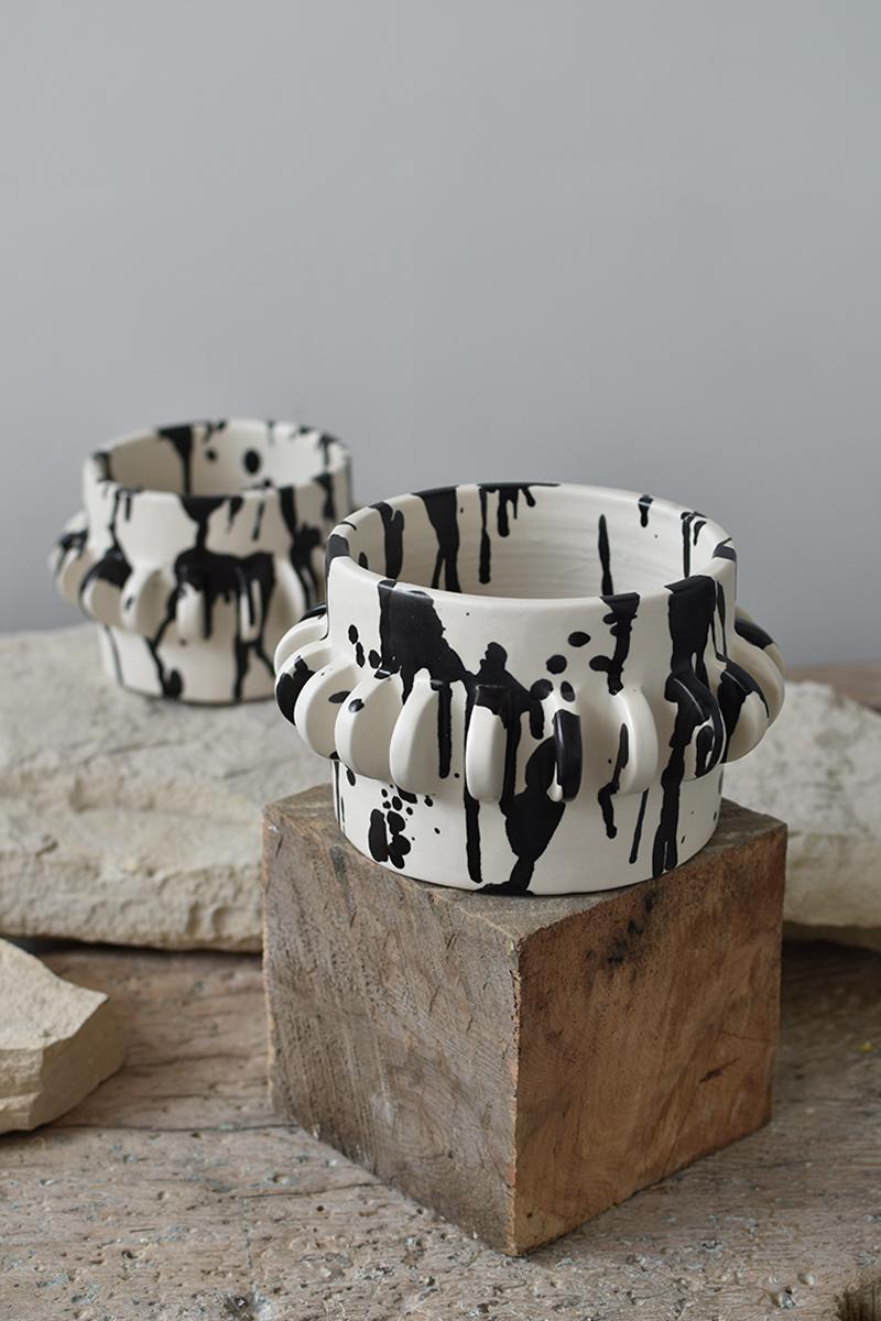 Rock Handmade Ceramic Planter - Schwarz & Weiß  (Moderne) im Angebot