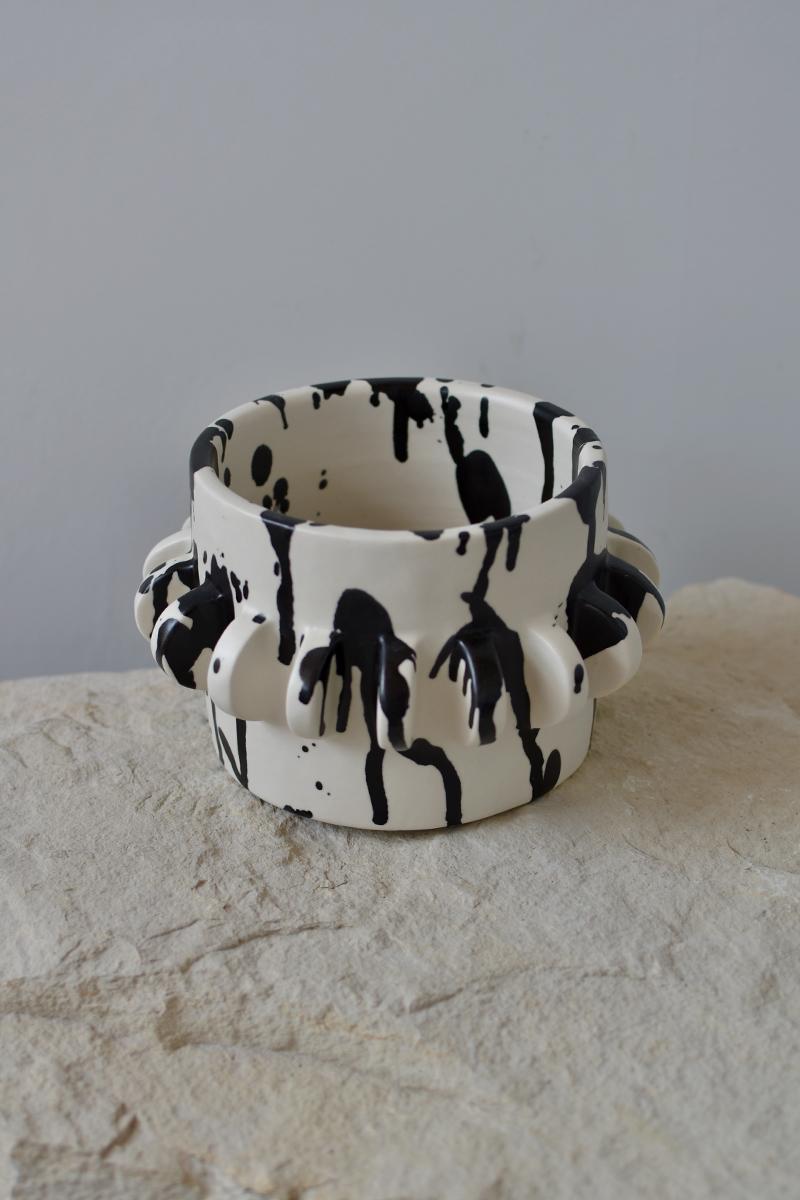 Argentin Jardinière Rock en céramique faite à la main - Noir et blanc  en vente