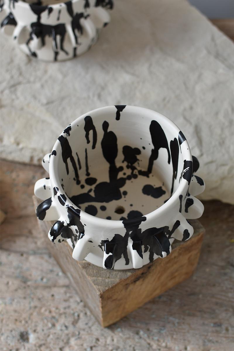 Rock Handmade Ceramic Planter - Schwarz & Weiß  (Handbemalt) im Angebot