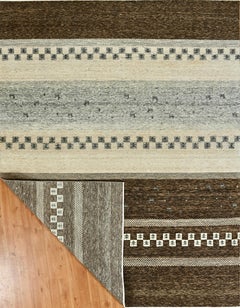 Handgefertigter, zeitgenössischer, von Stämmen inspirierter Wollteppich in natürlichem Elfenbein und Erdbraun